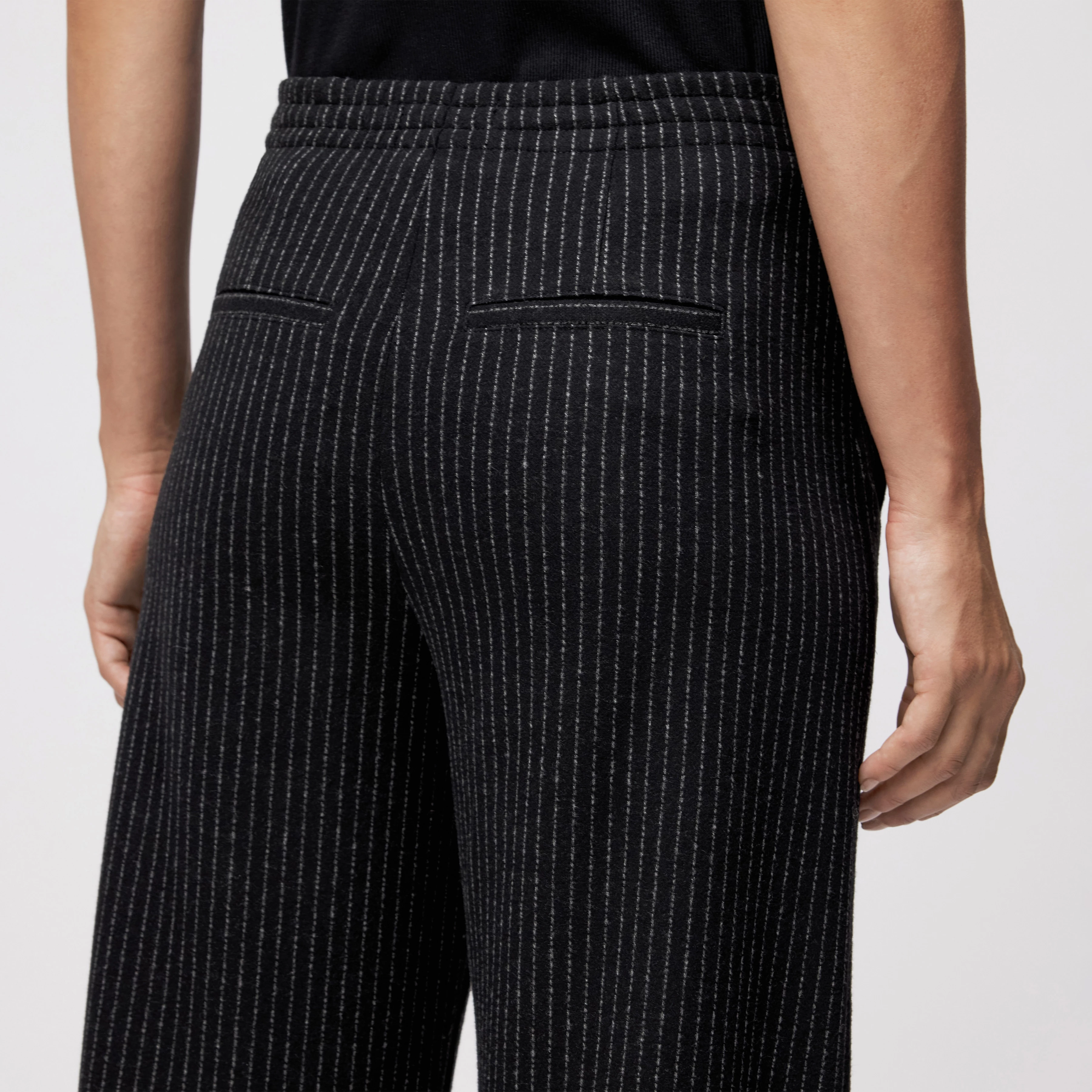 FAE_0 - Trousers with barrel legs in cotton mix - women - Natural Aluminium - Detailansicht am Model