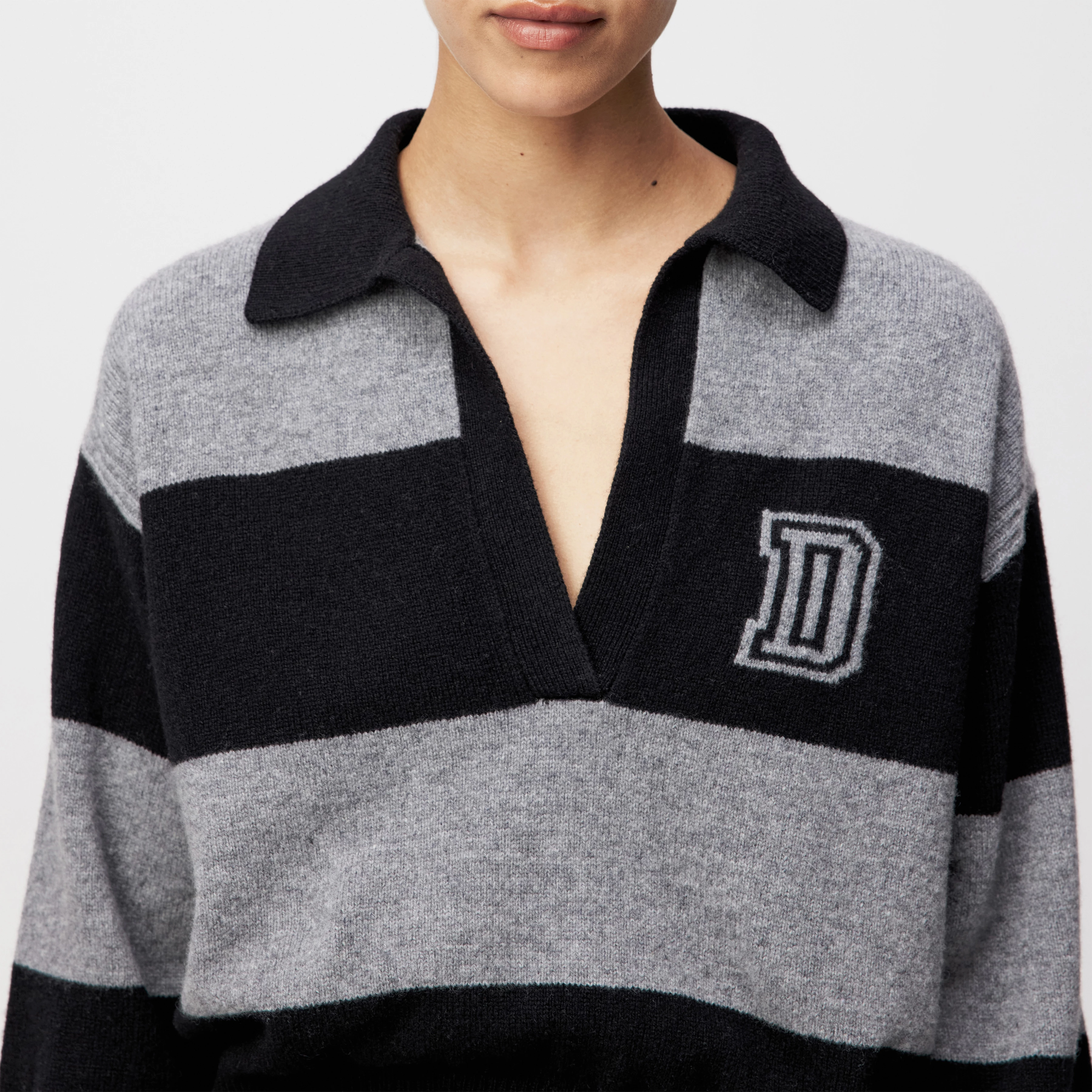 JORGIA - Kastiger Pullover in Schurwolle - Damen - grau - Detailansicht am Model