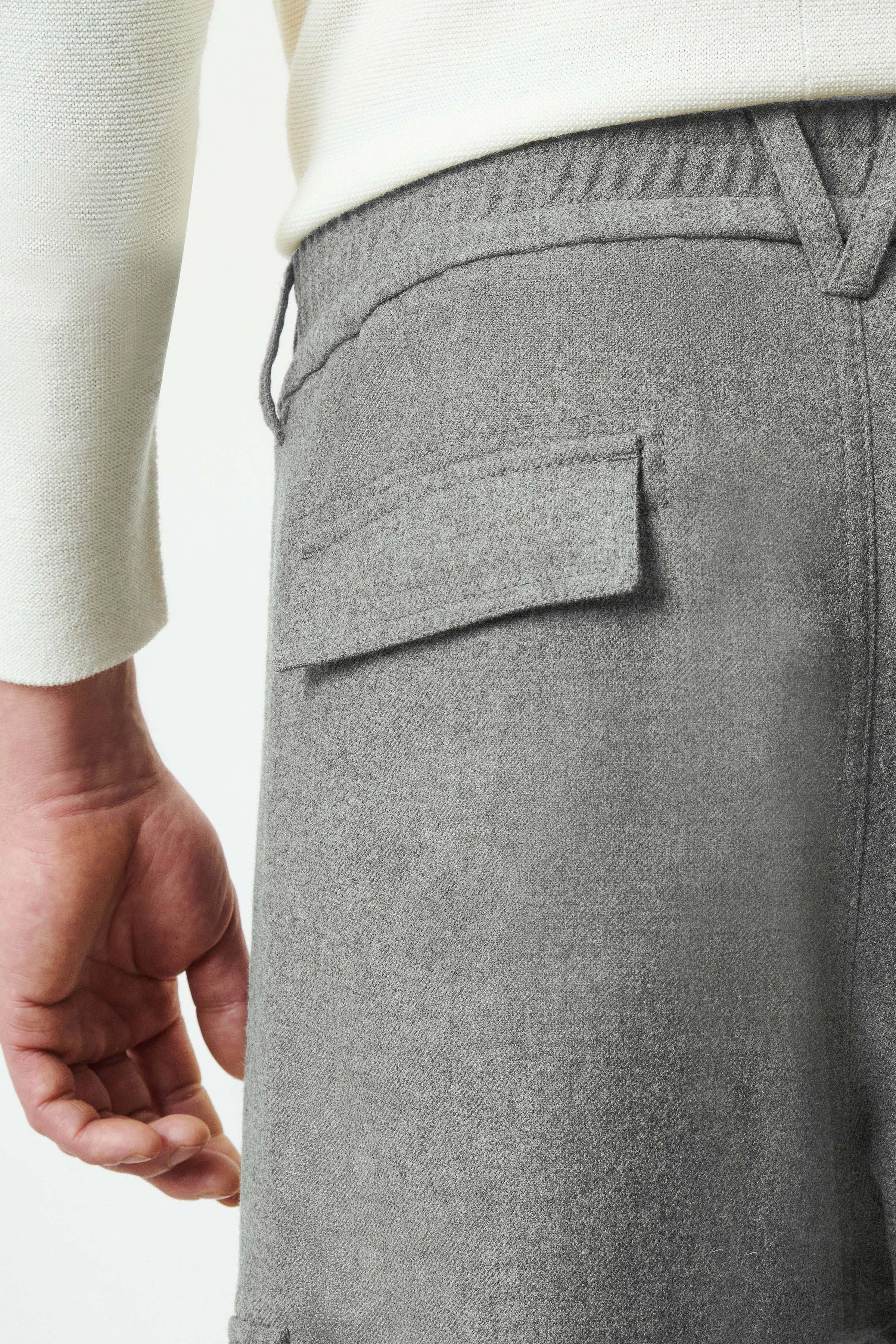 LIGRO - pantalon utilitaire à pinces en flanelle de laine douce - men - gris - Detailansicht am Model