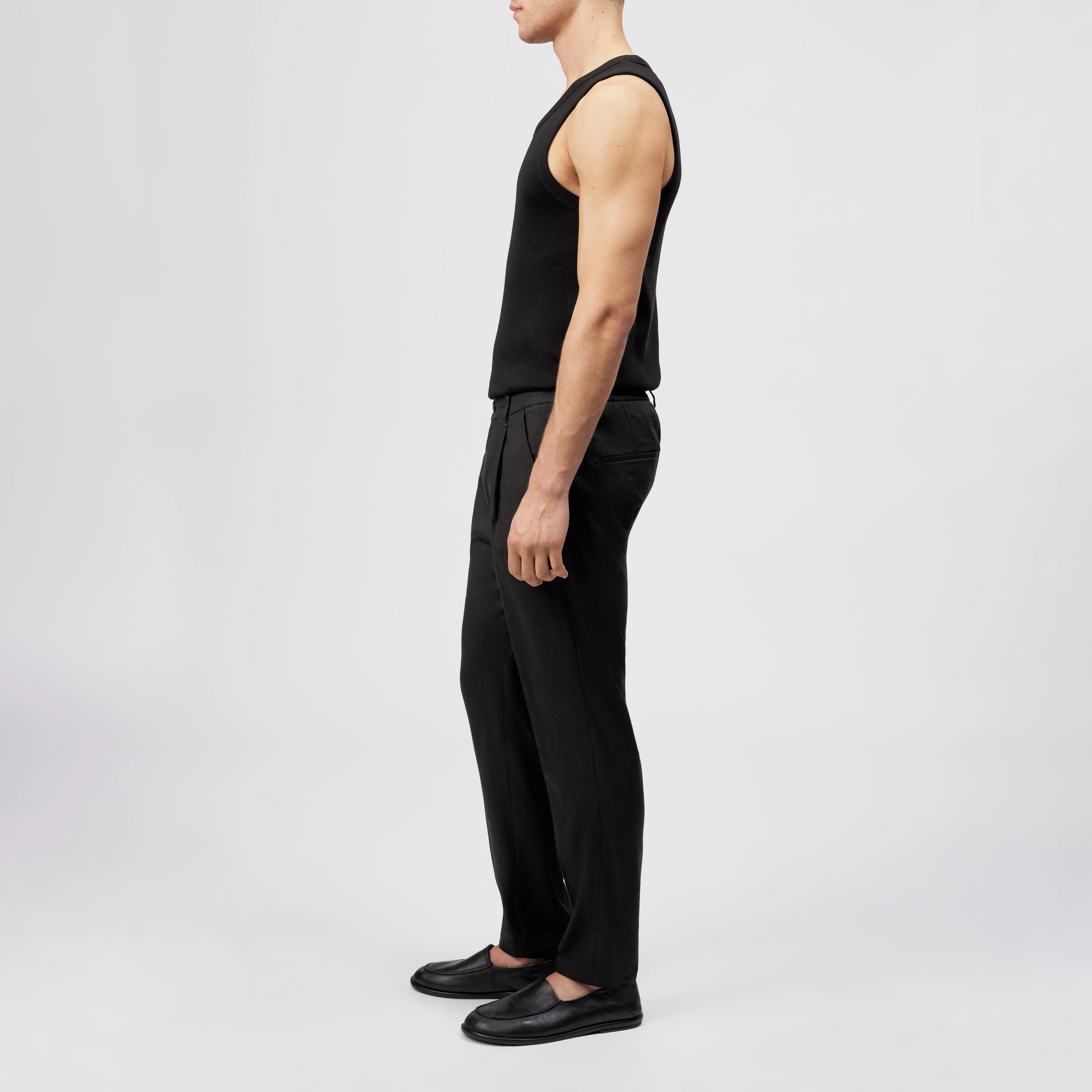 CHASY - Pantalon casual à pinces en lin mélangé - men - noir - Seitenansicht