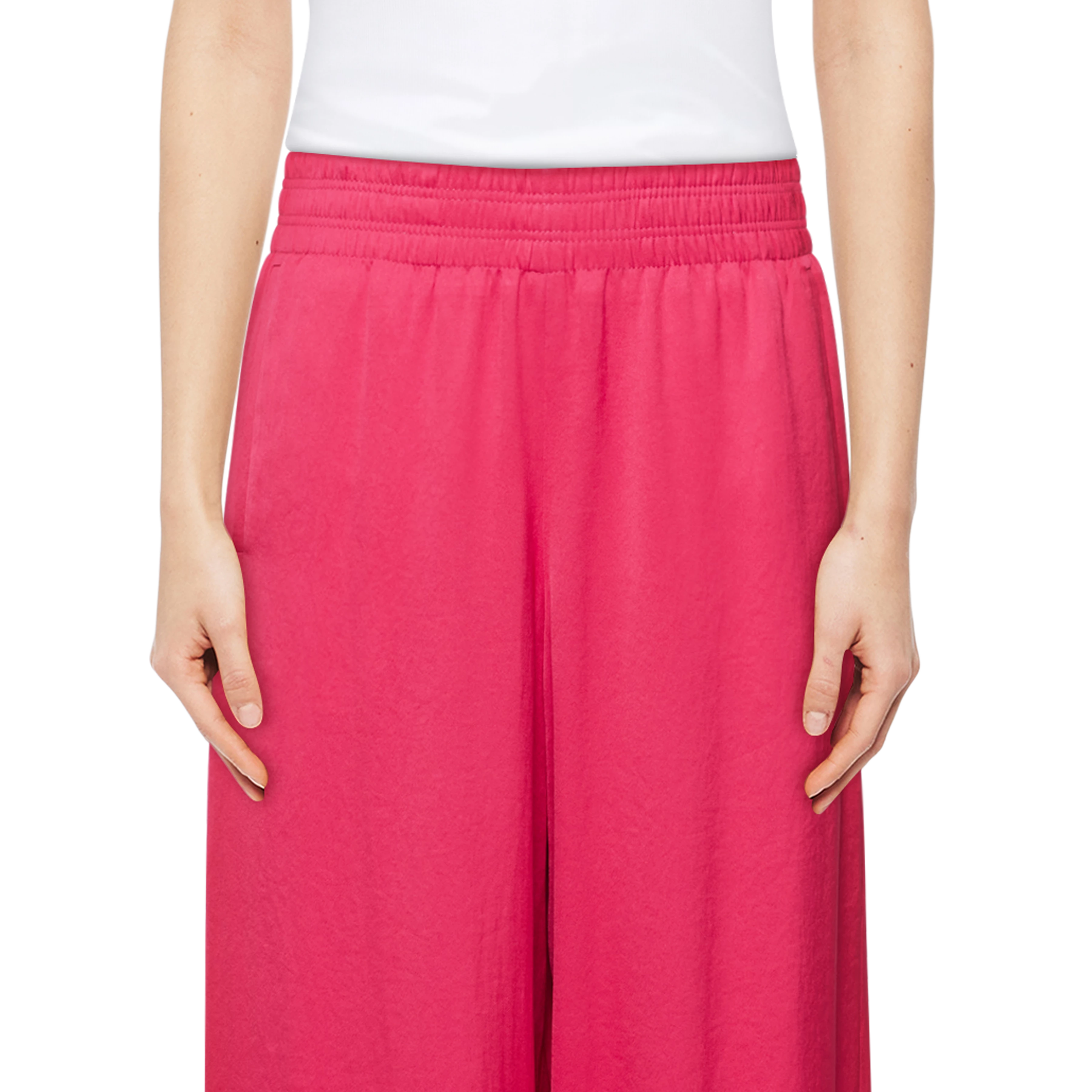 CEILING - Pantalon large en satin - women - rouge - Detailansicht am Model