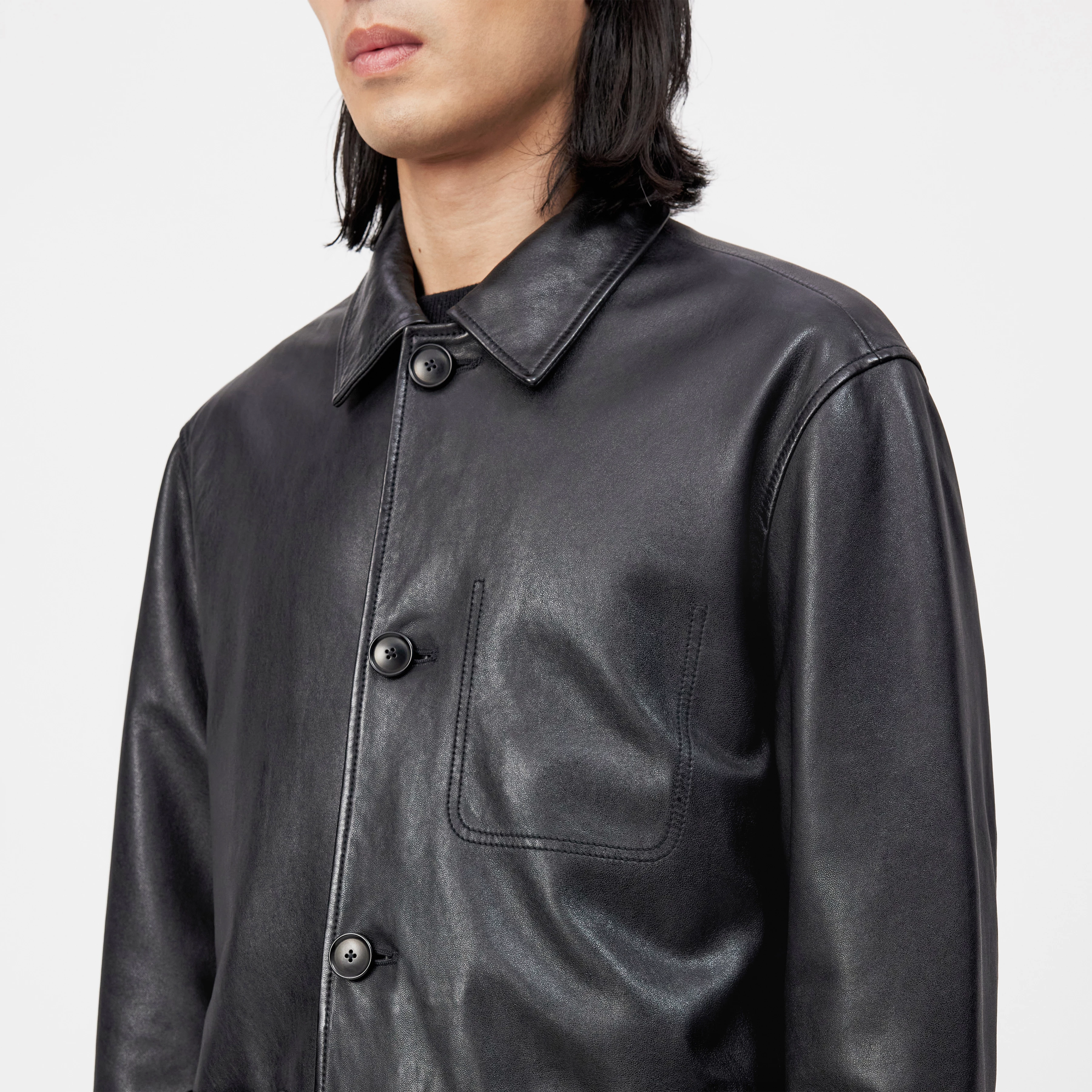 MAKONA - Indoor jacket in leather - men - Natural Aluminium - Detailansicht am Model