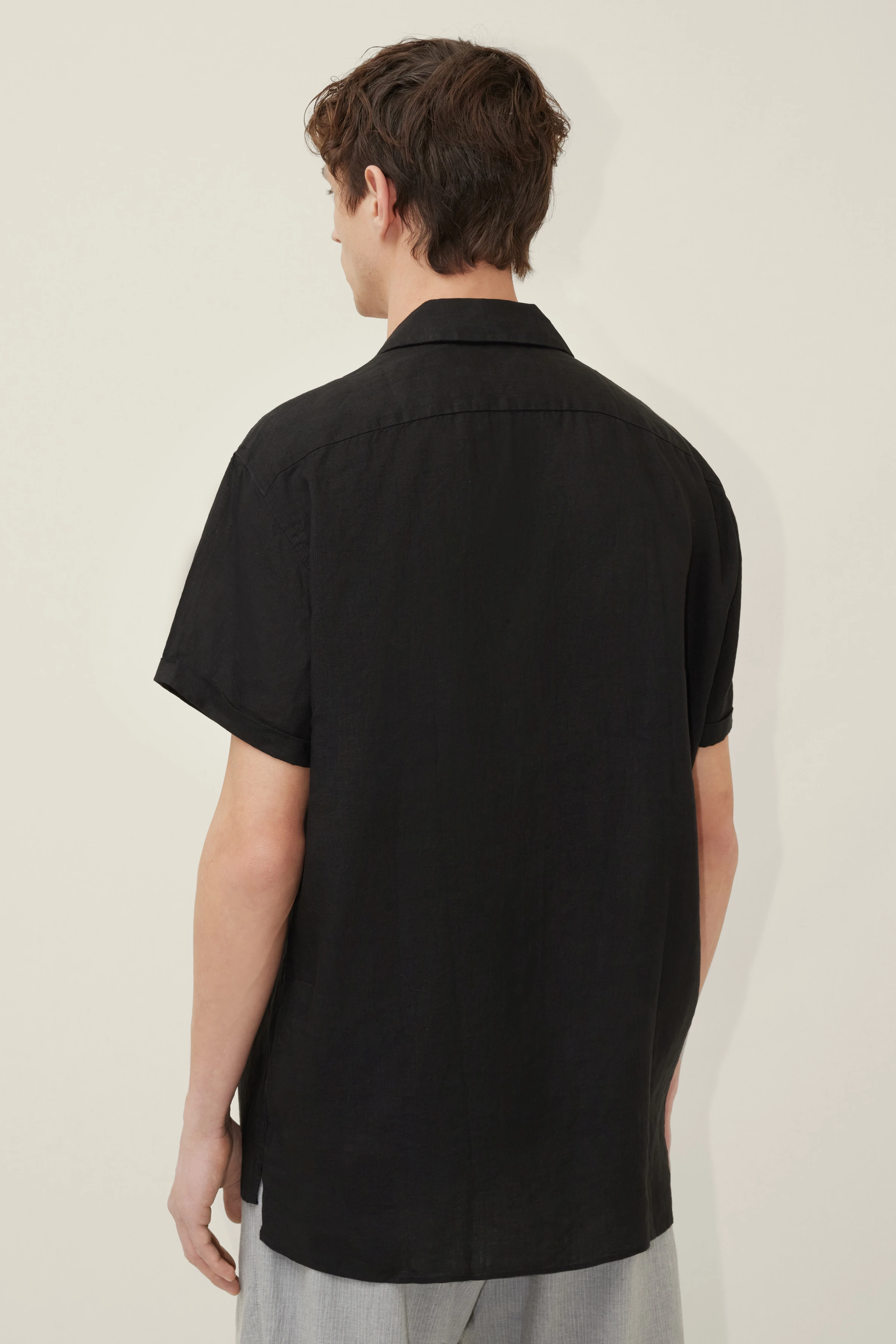 BIJAN - Kurzarmhemd mit Camp Collar aus Leinen - Herren - schwarz - Rückansicht
