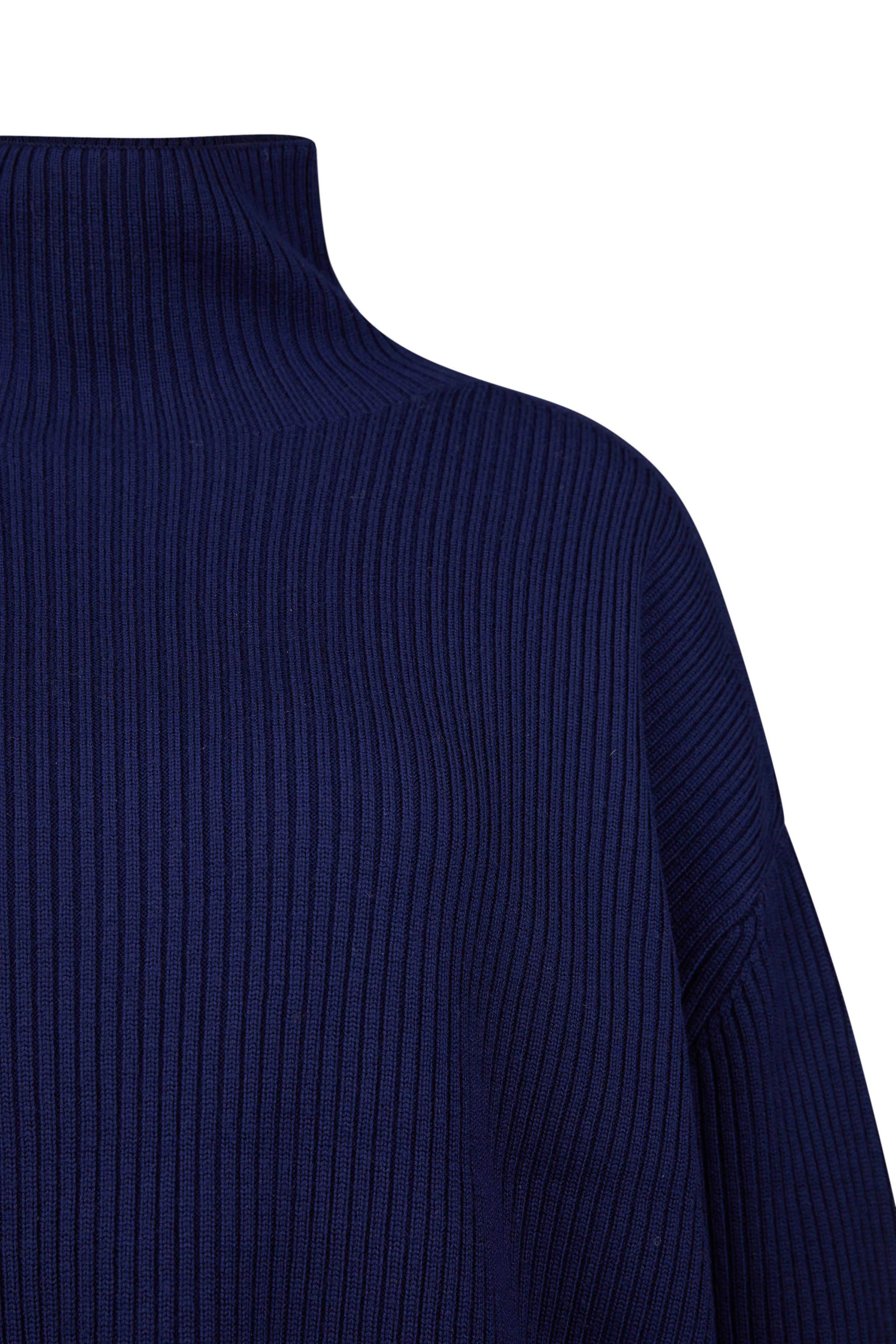 LIORA_2 - Rollkragenpullover in Merinowolle - Damen - blau - Freisteller Detailansicht