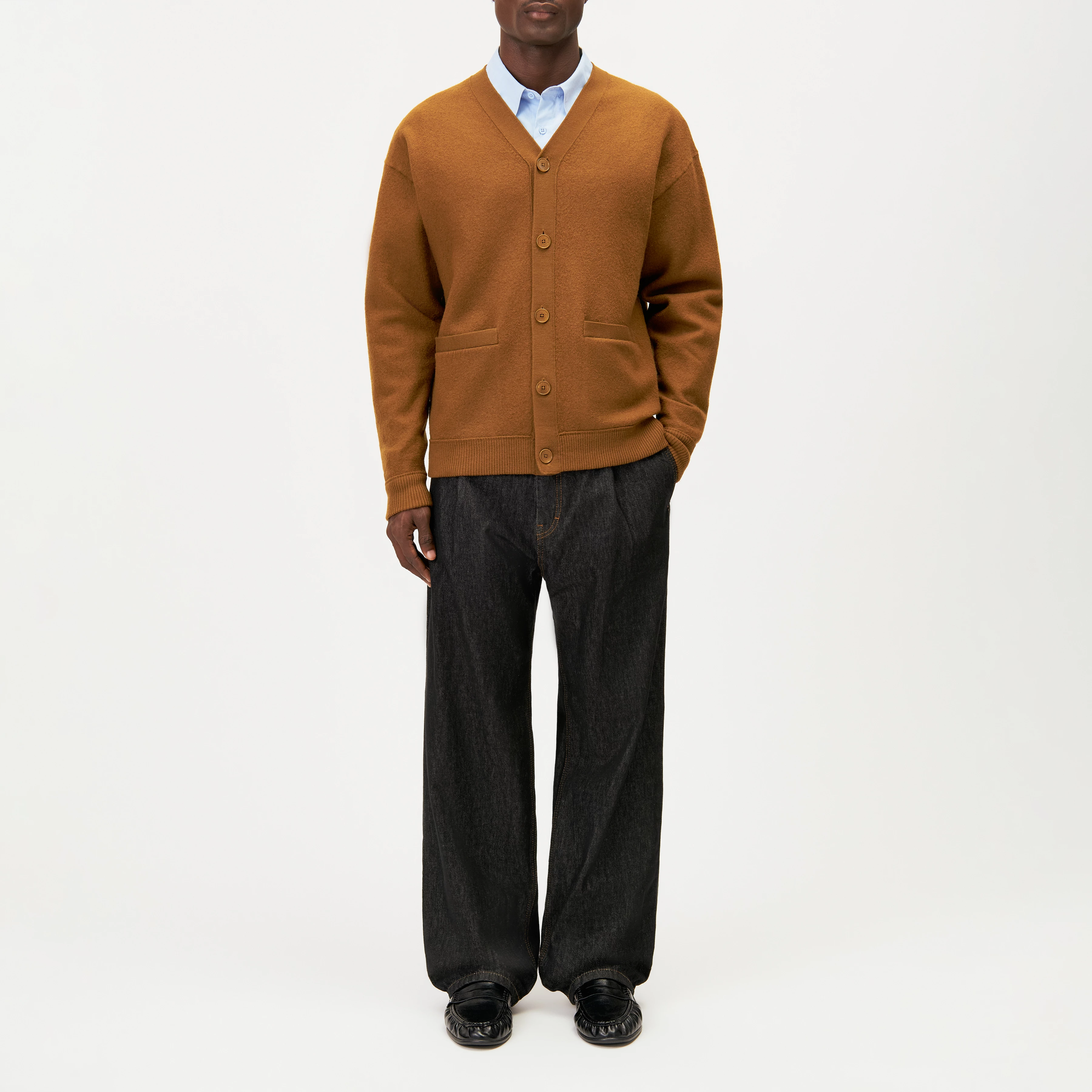 THEELO - Pure wool V-neck cardigan - men - brown - Ganzkörper-Frontansicht
