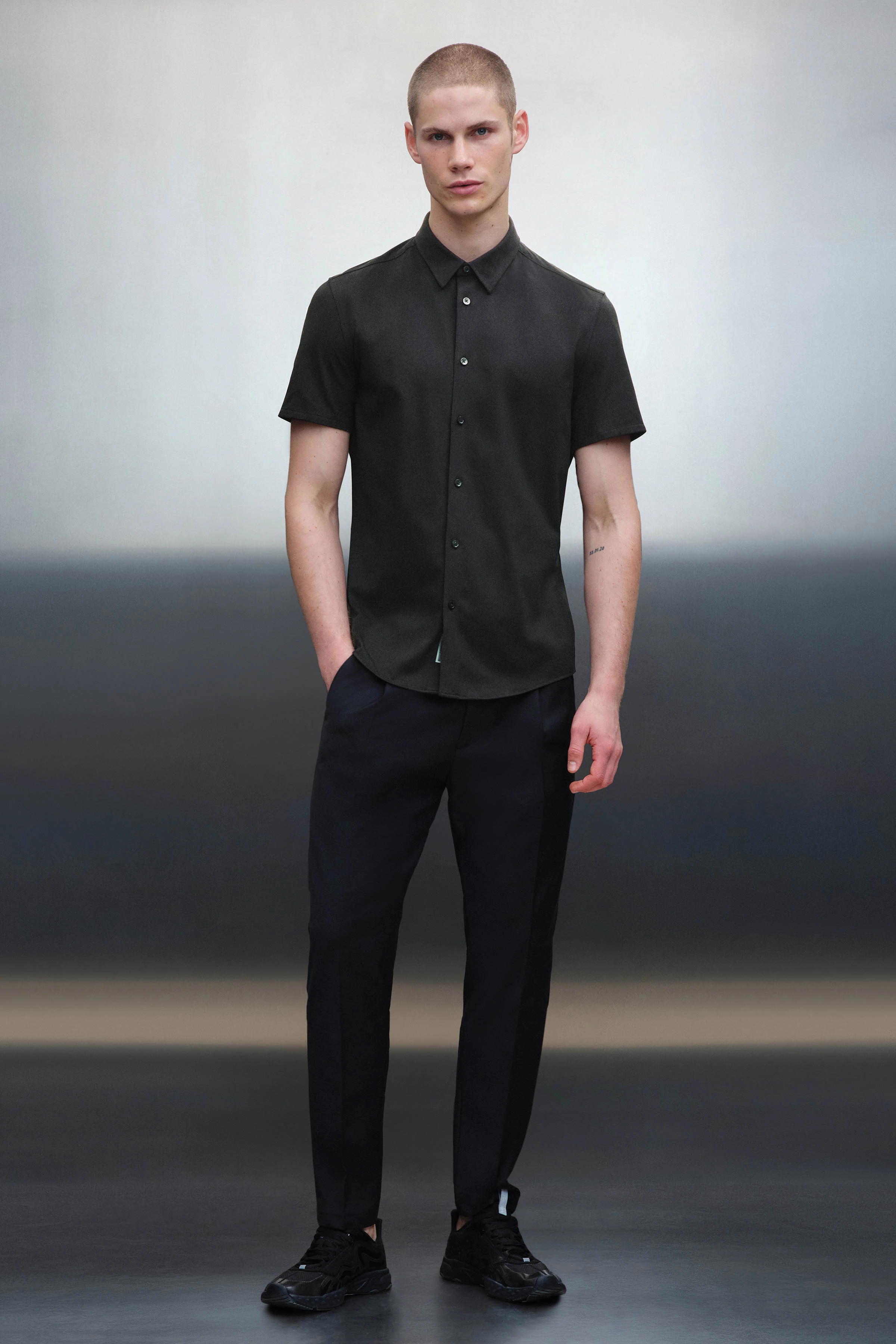 SPIN - Kurzarmhemd aus Baumwolle - Herren - schwarz - Ganzkörper-Frontansicht