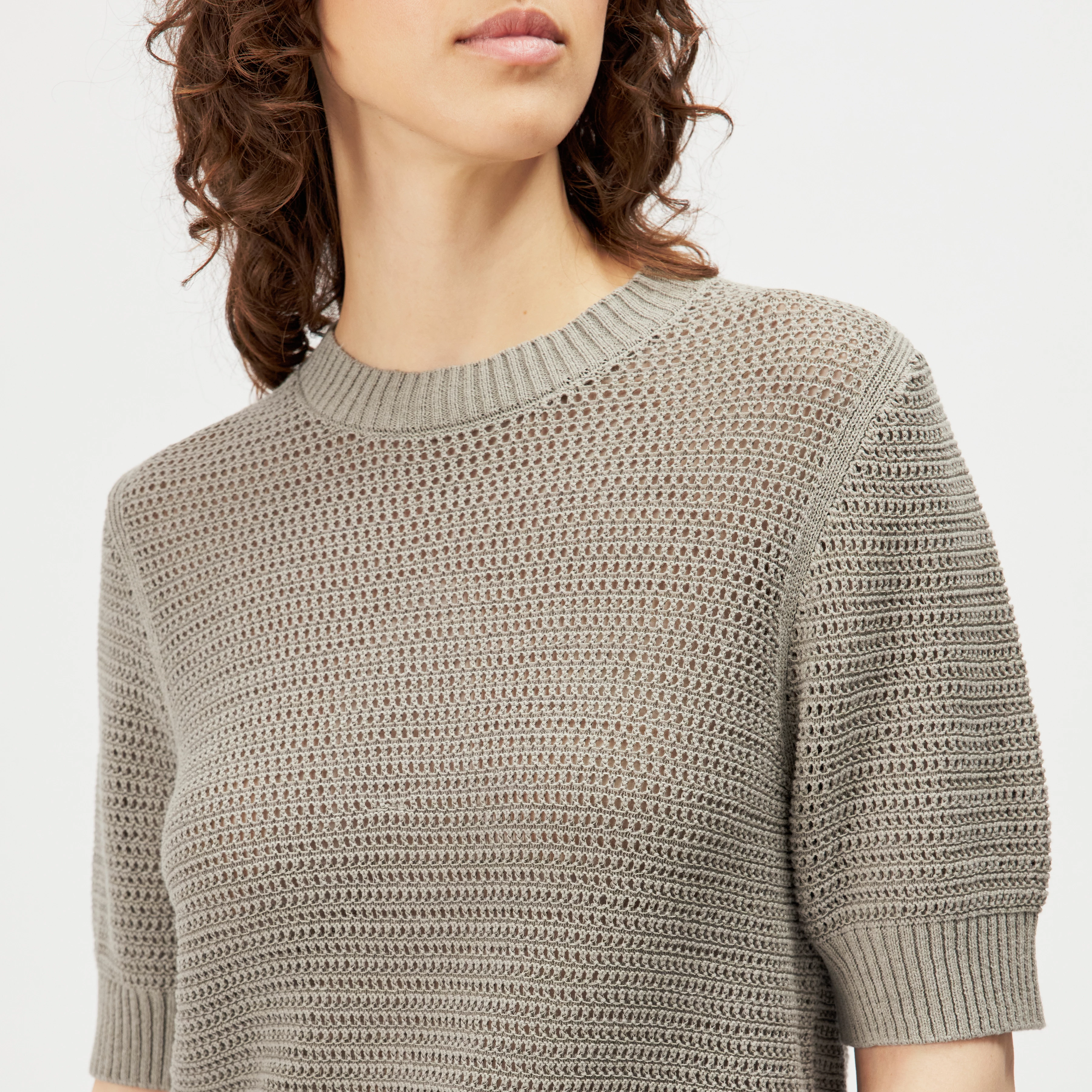 SANIDY - Chunky knit short sleeve in cotton blend - women - green - Detailansicht am Model