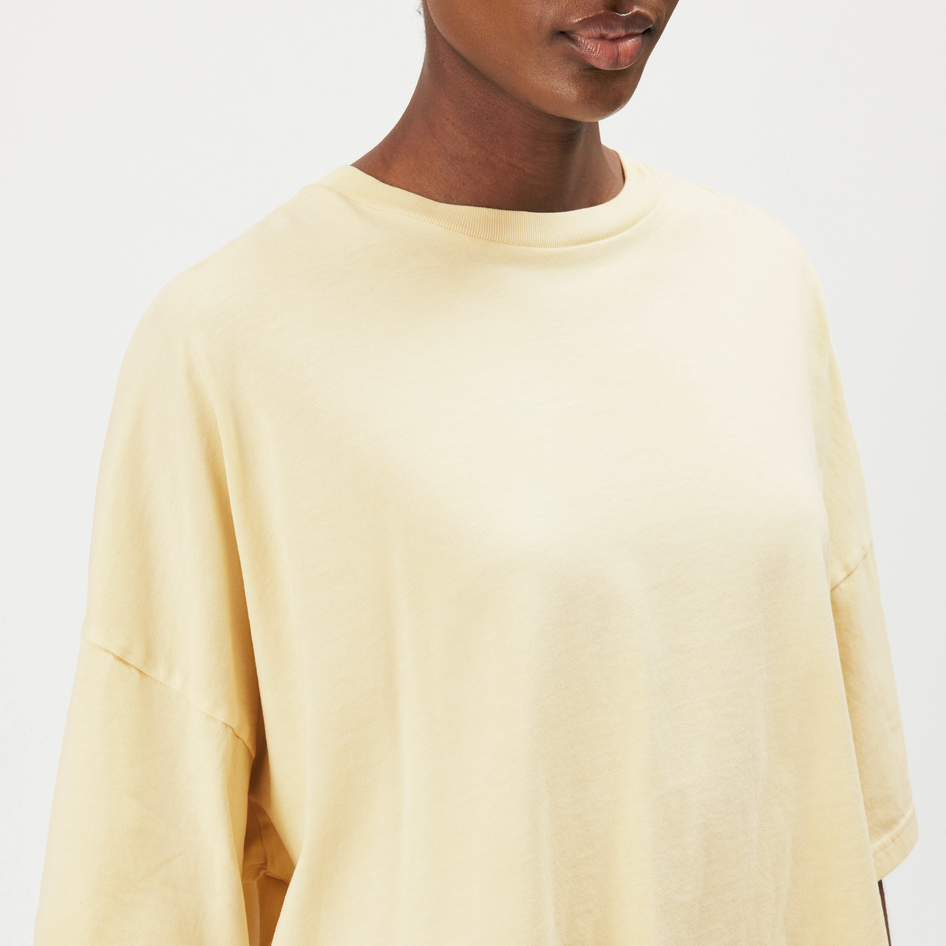 MARVA - Boxy short-sleeve T-shirt in pure cotton - women - yellow - Detailansicht am Model