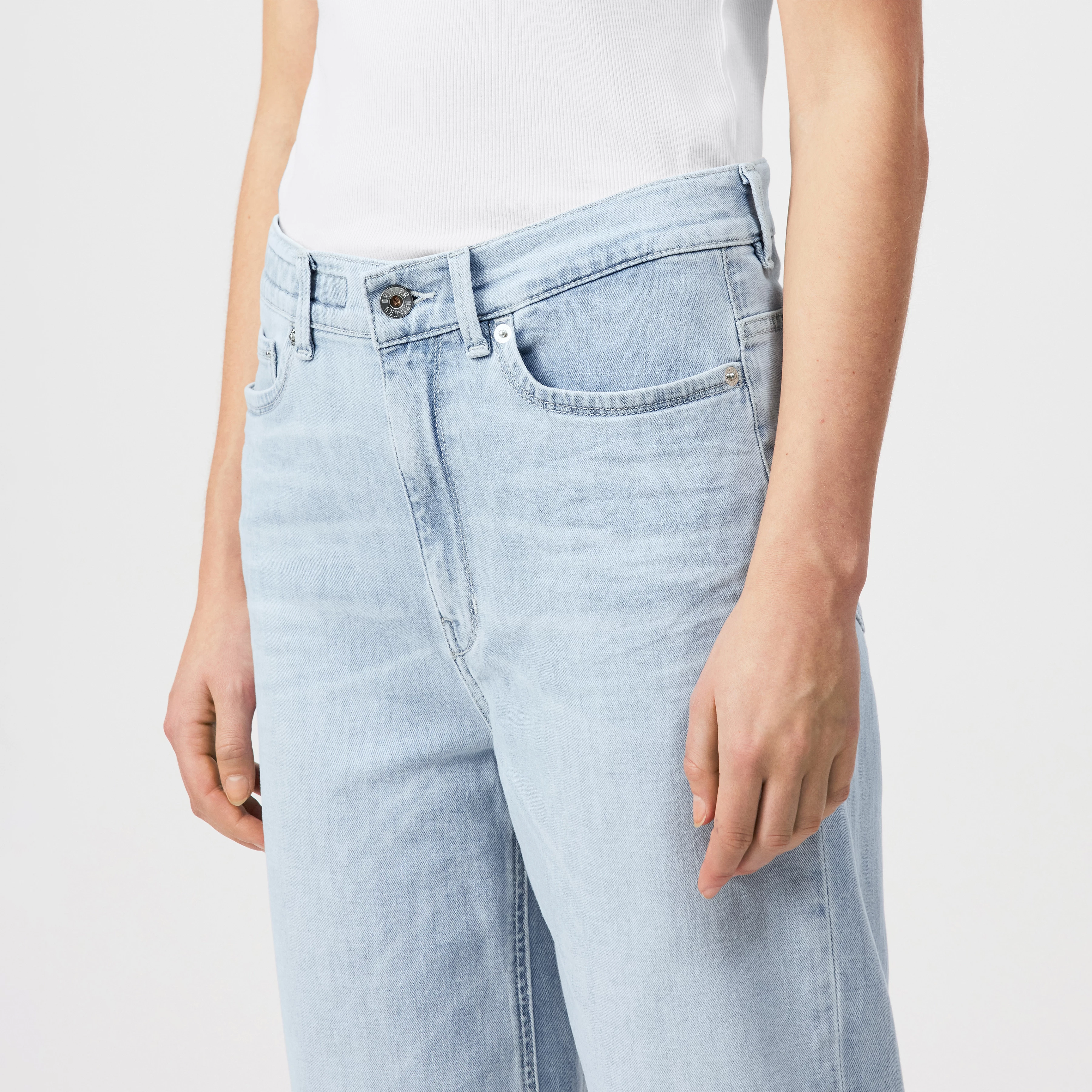 FLOWN - Low-waist jeans in mid-blue denim - women - blue - Detailansicht am Model