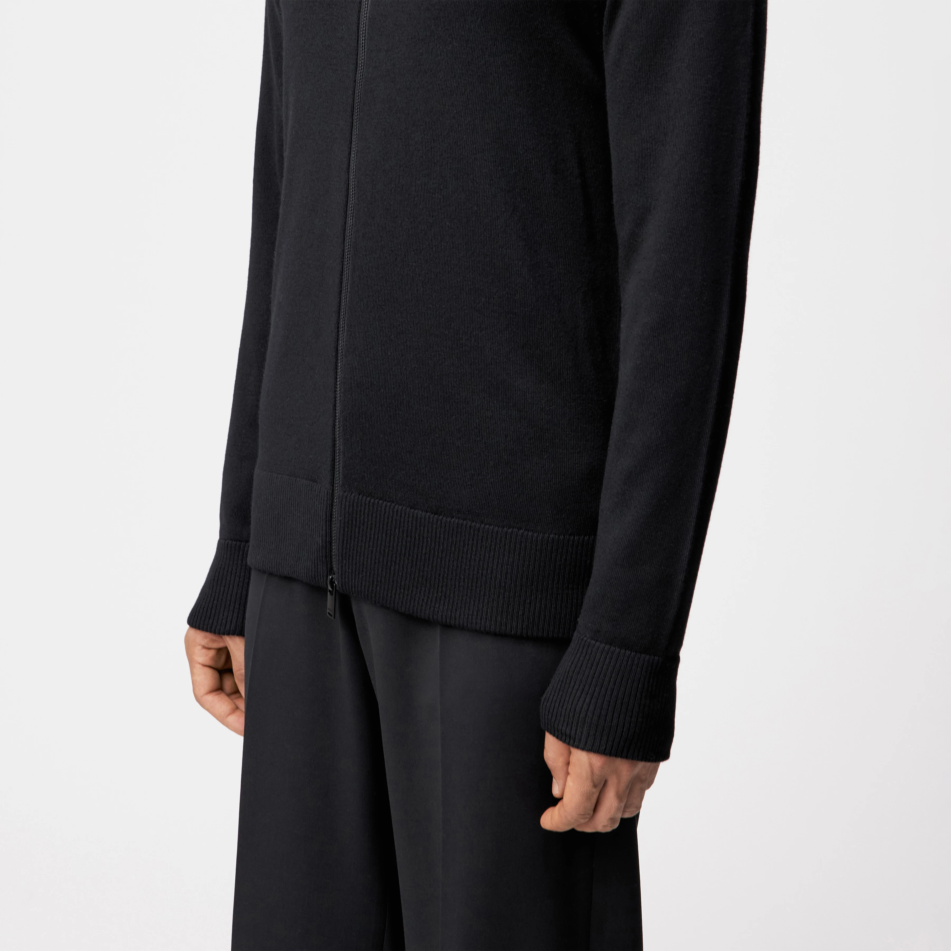 ANTONIO - Strickjacke in 100% Merinowolle - Herren - schwarz - Detailansicht am Model