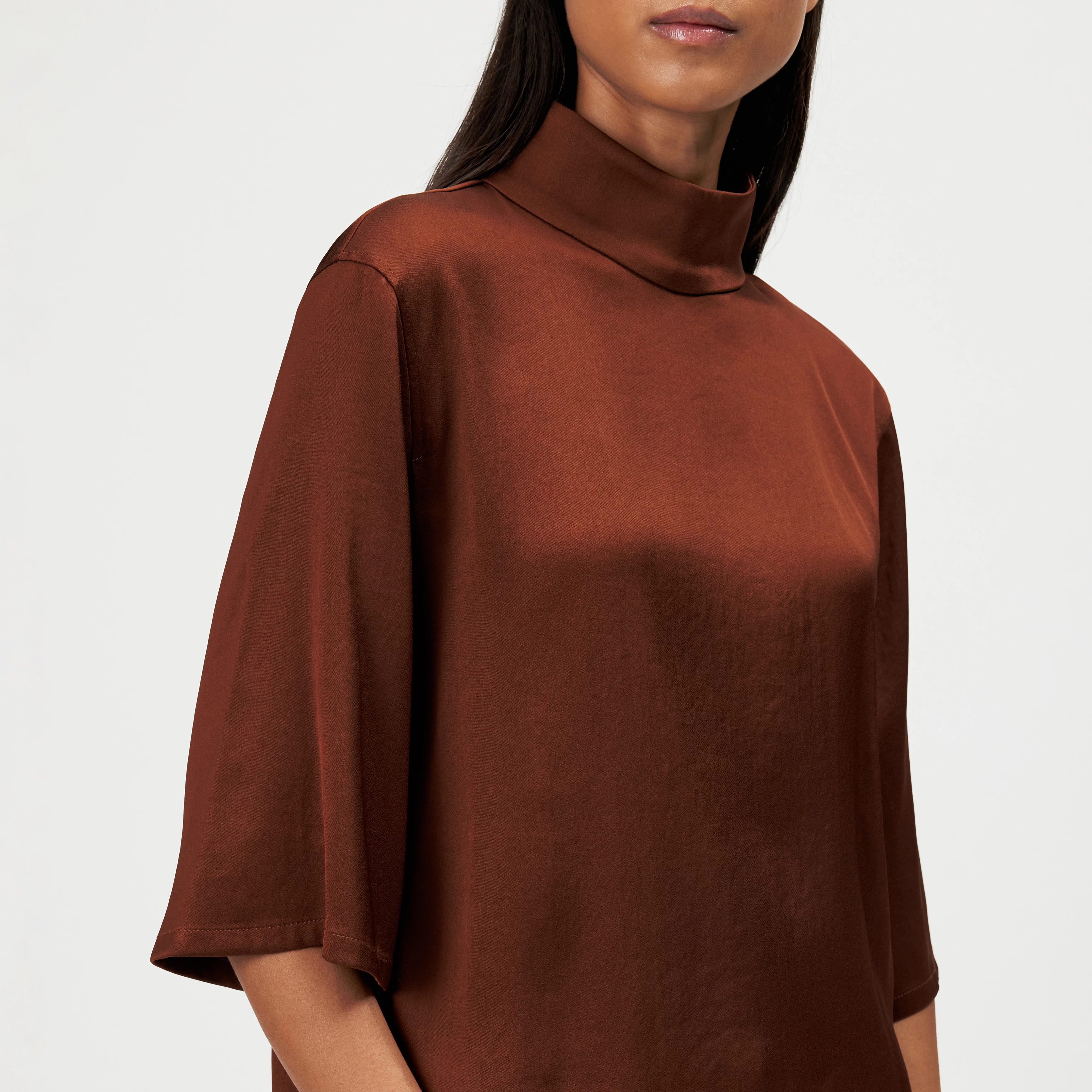 ALETIA - Blouse col montant en satin - women - marron - Detailansicht am Model