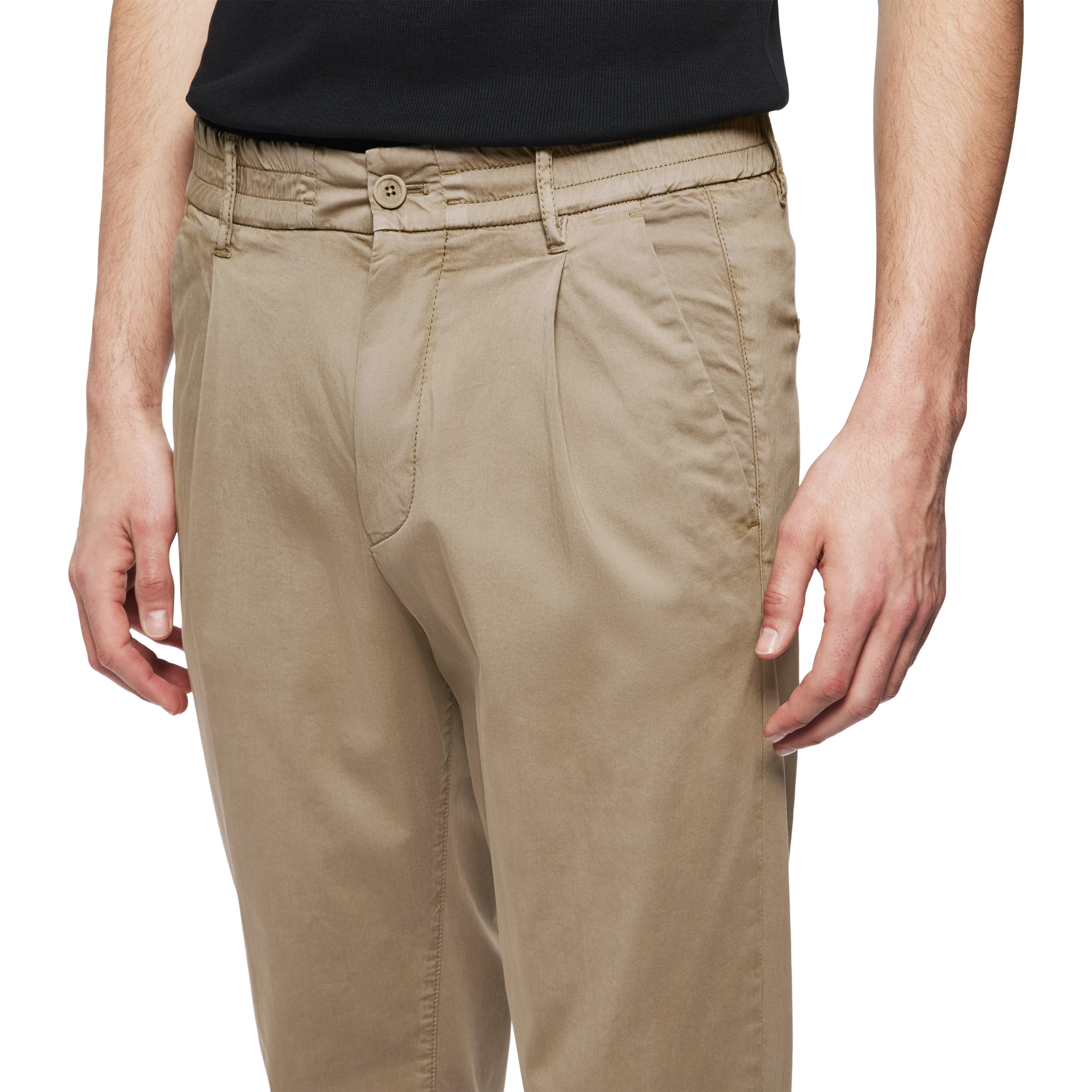 CHASY - Casual trousers with pleats in satin - men - beige - Detailansicht am Model