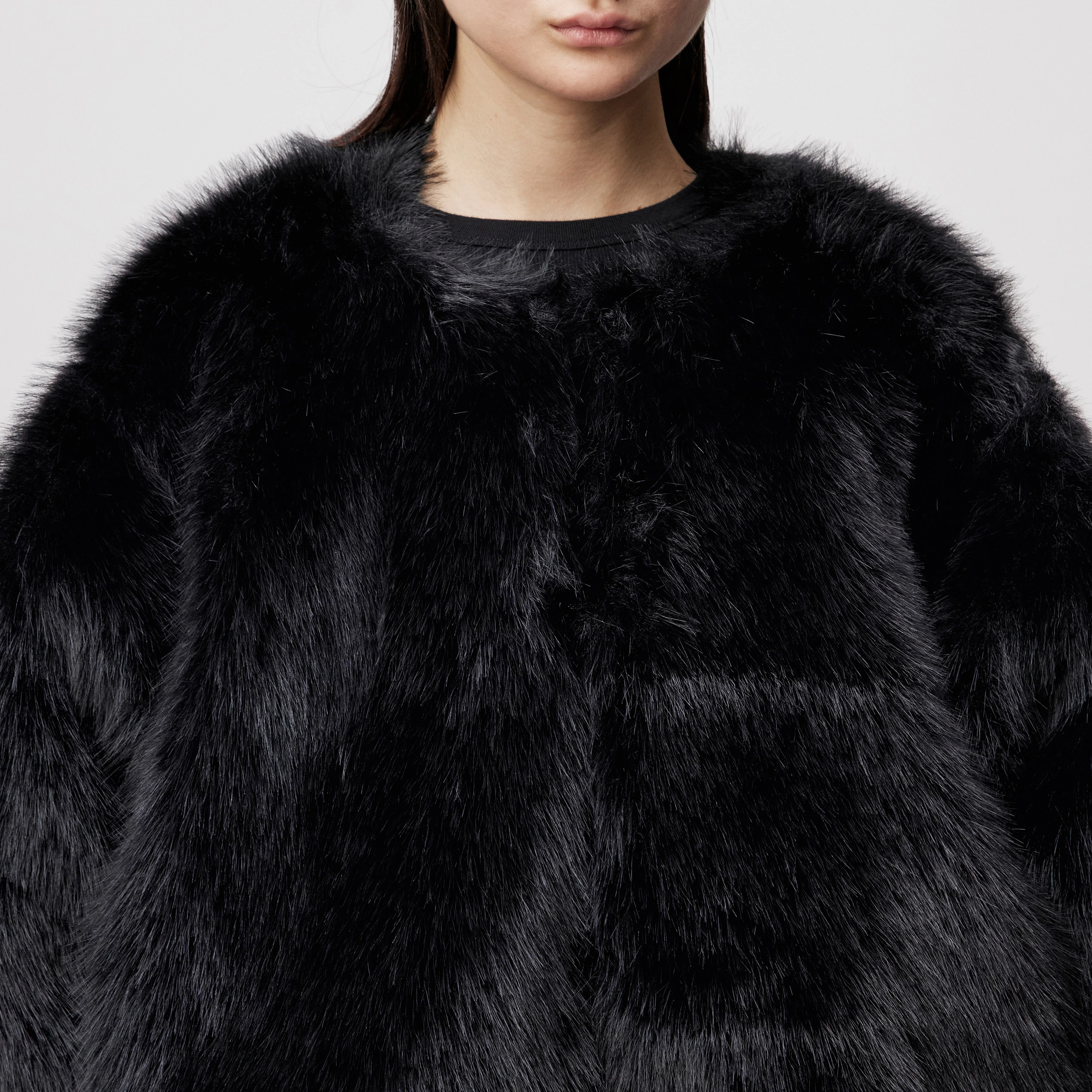 KILCHURN - Voluminöse Felljacke in Kunstfell - Damen - schwarz - Detailansicht am Model