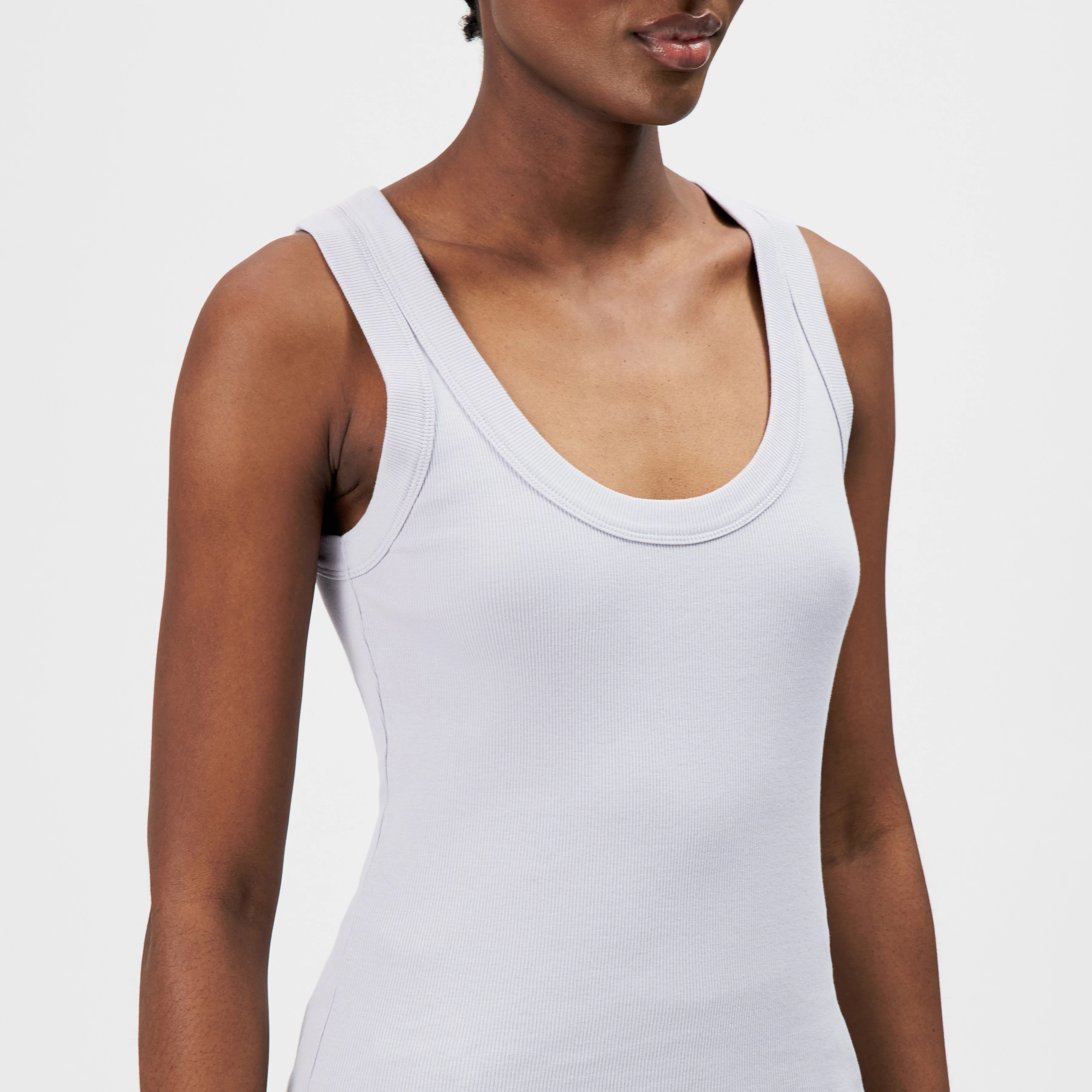TAVIRA - Ribbed tank top with feminine round neckline - women - grey - Detailansicht am Model