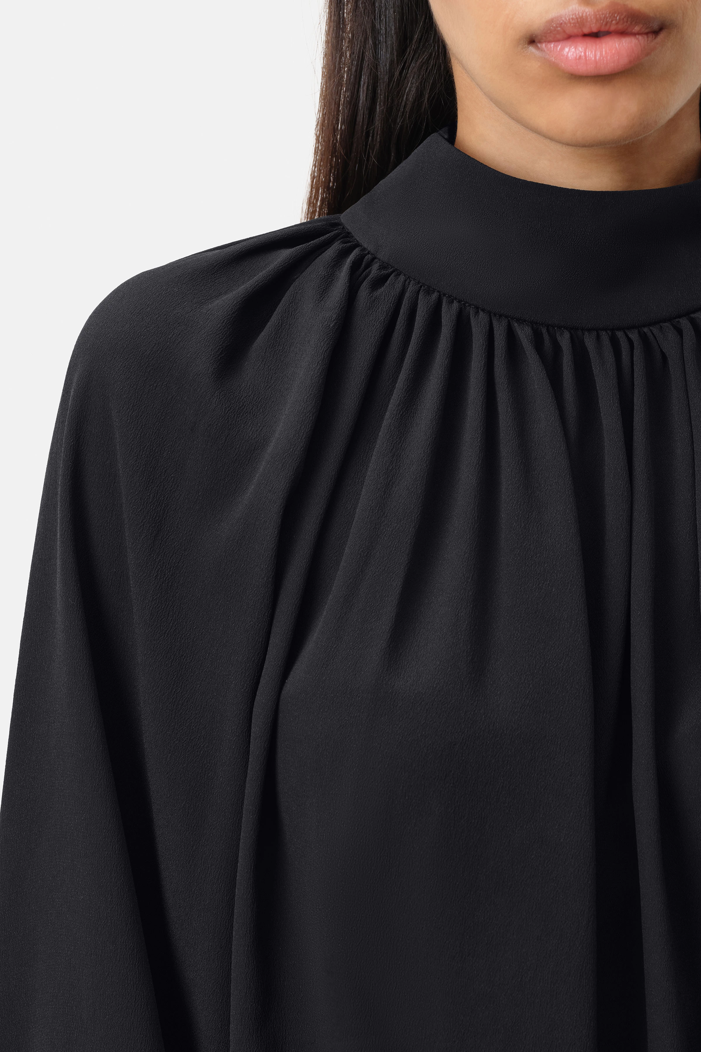 DUMONDA - Boho-Bluse mit Stehkragen in fließendem Seidenmix - Damen - schwarz - Seitenansicht