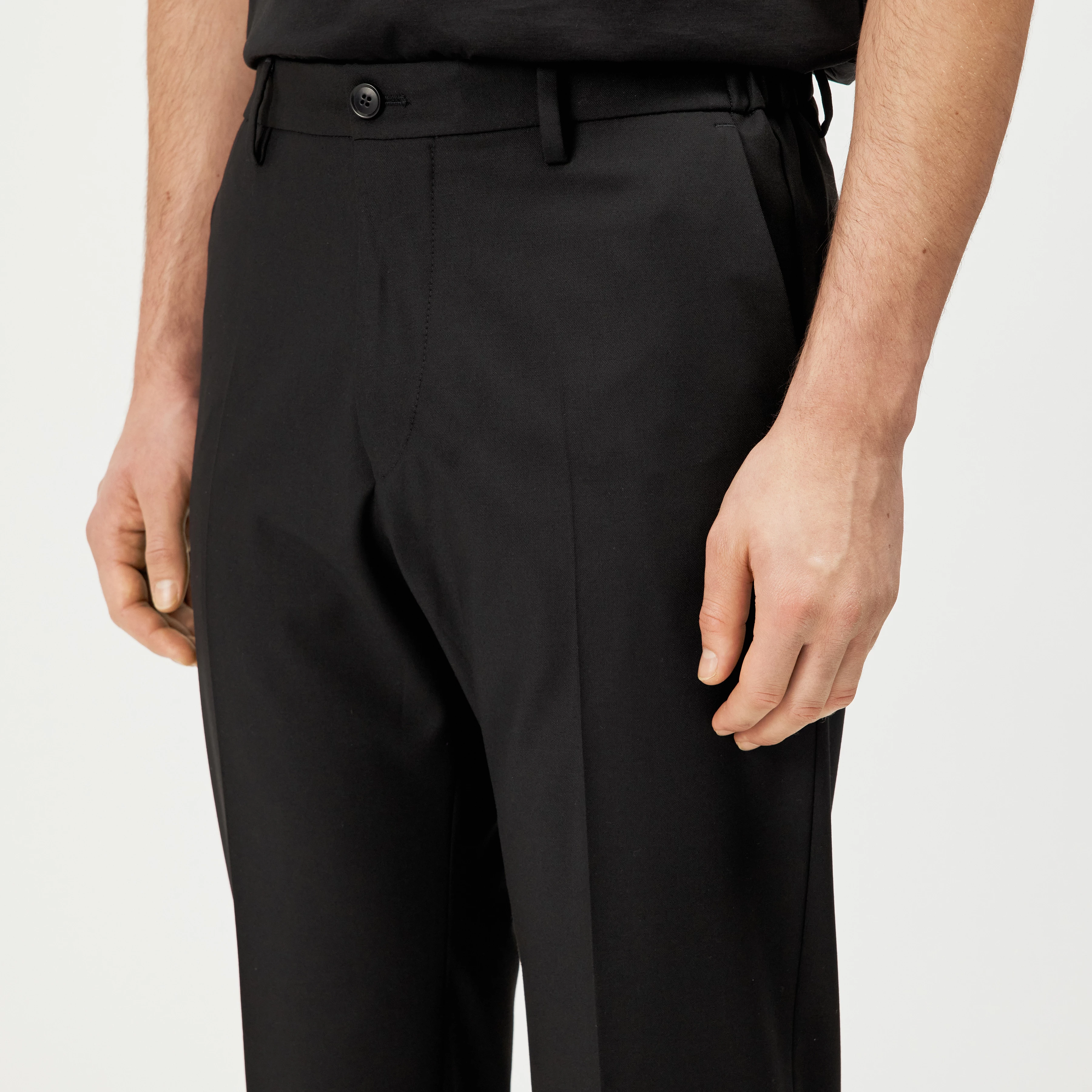 AJEND_RGLR_SK - Tailored trousers in wool blend - men - black - Detailansicht am Model