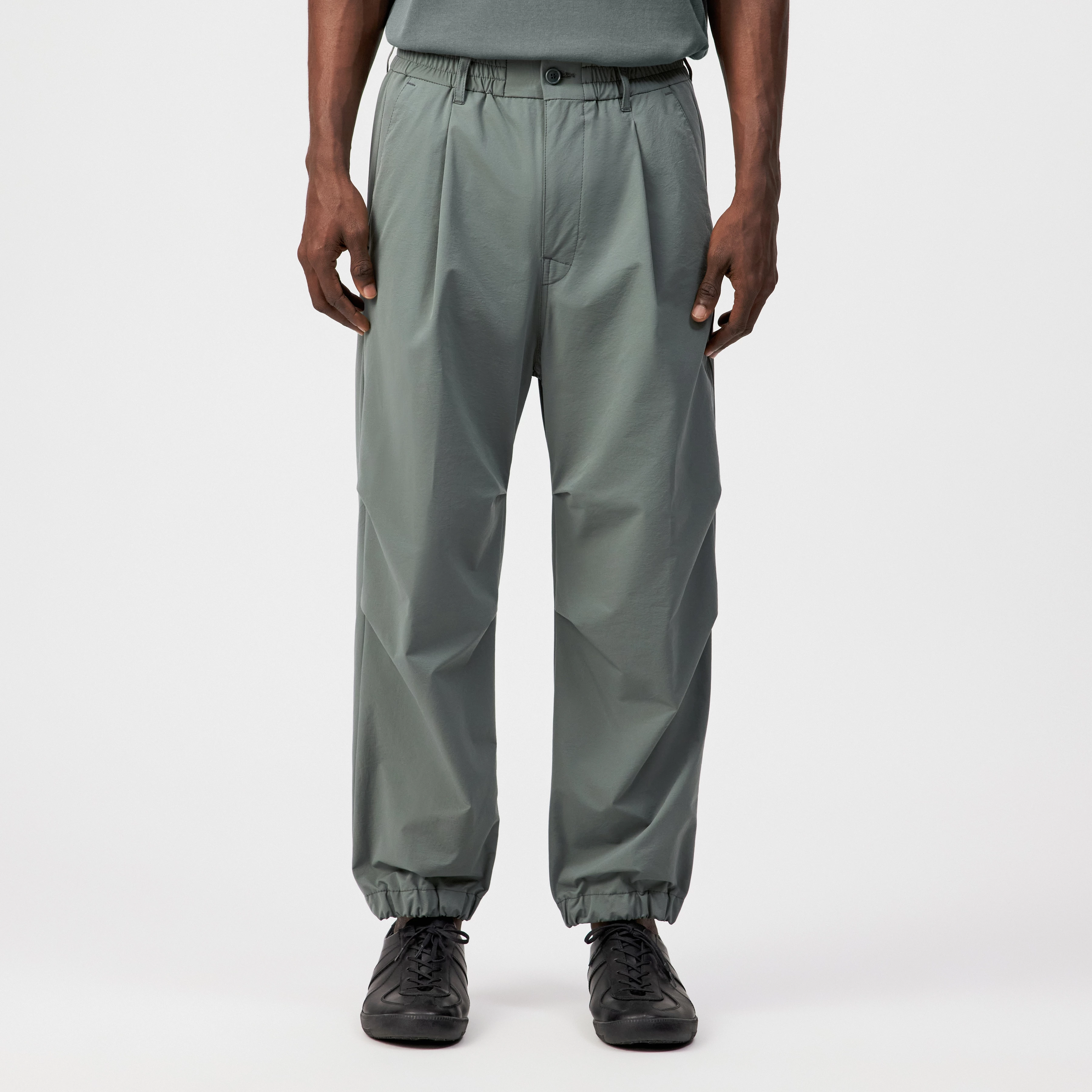 LIROG_C - Utility trousers in woven techno-fabric - men - green - Frontansicht