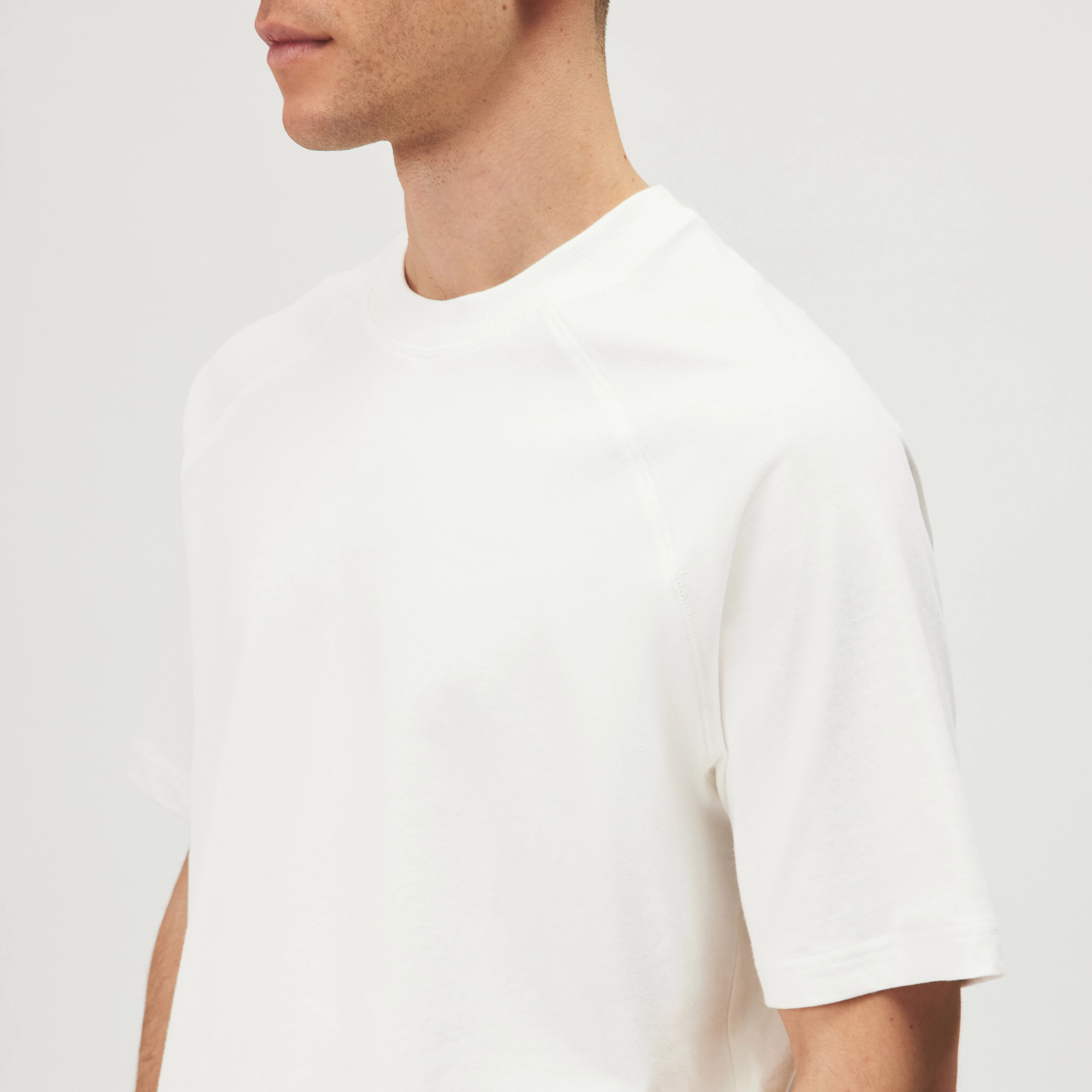 MAVIAN - Relaxed, washed cotton tee. - men - off white - Detailansicht am Model