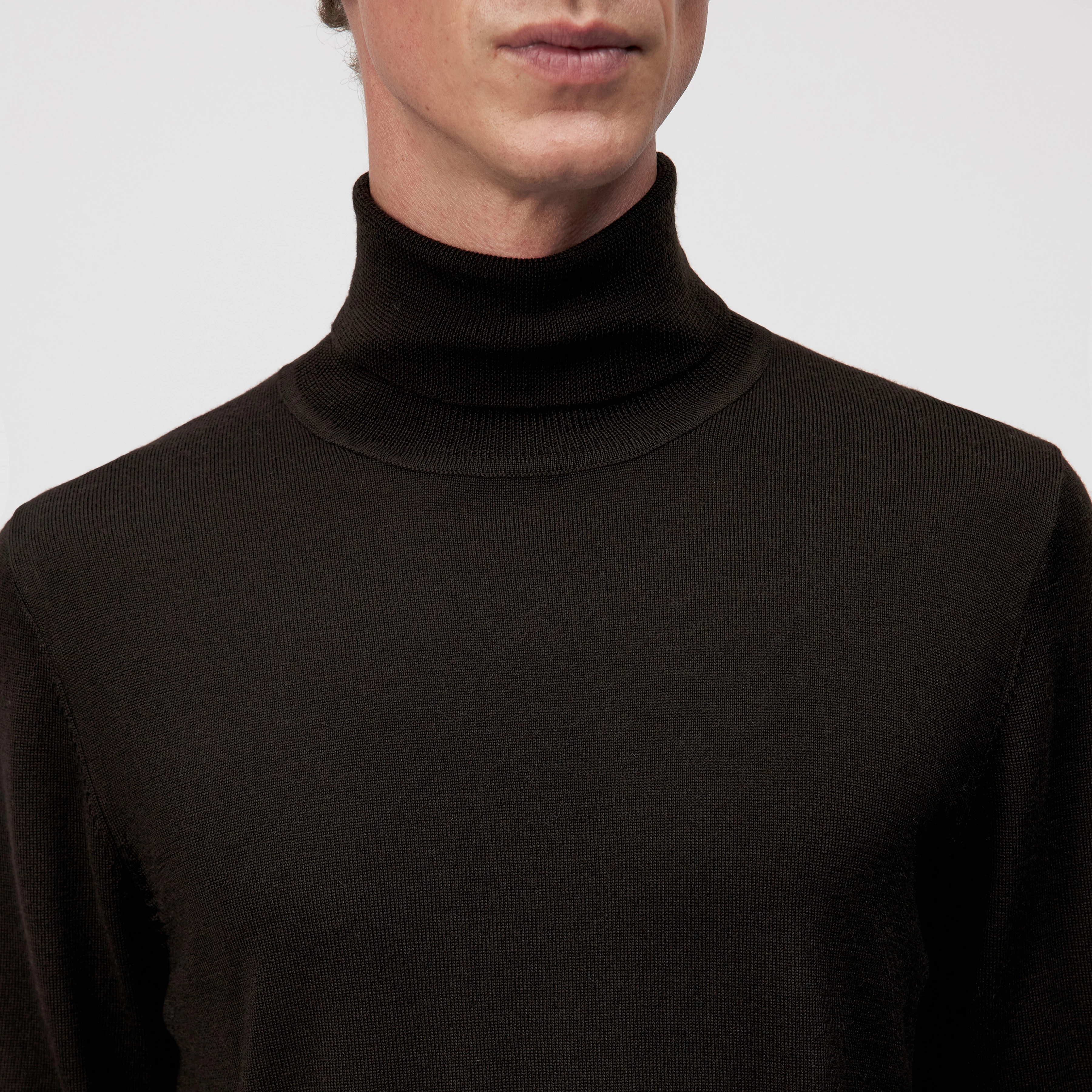 JOEY - Turtleneck jumper in 100% merino wool - men - brown - Detailansicht am Model