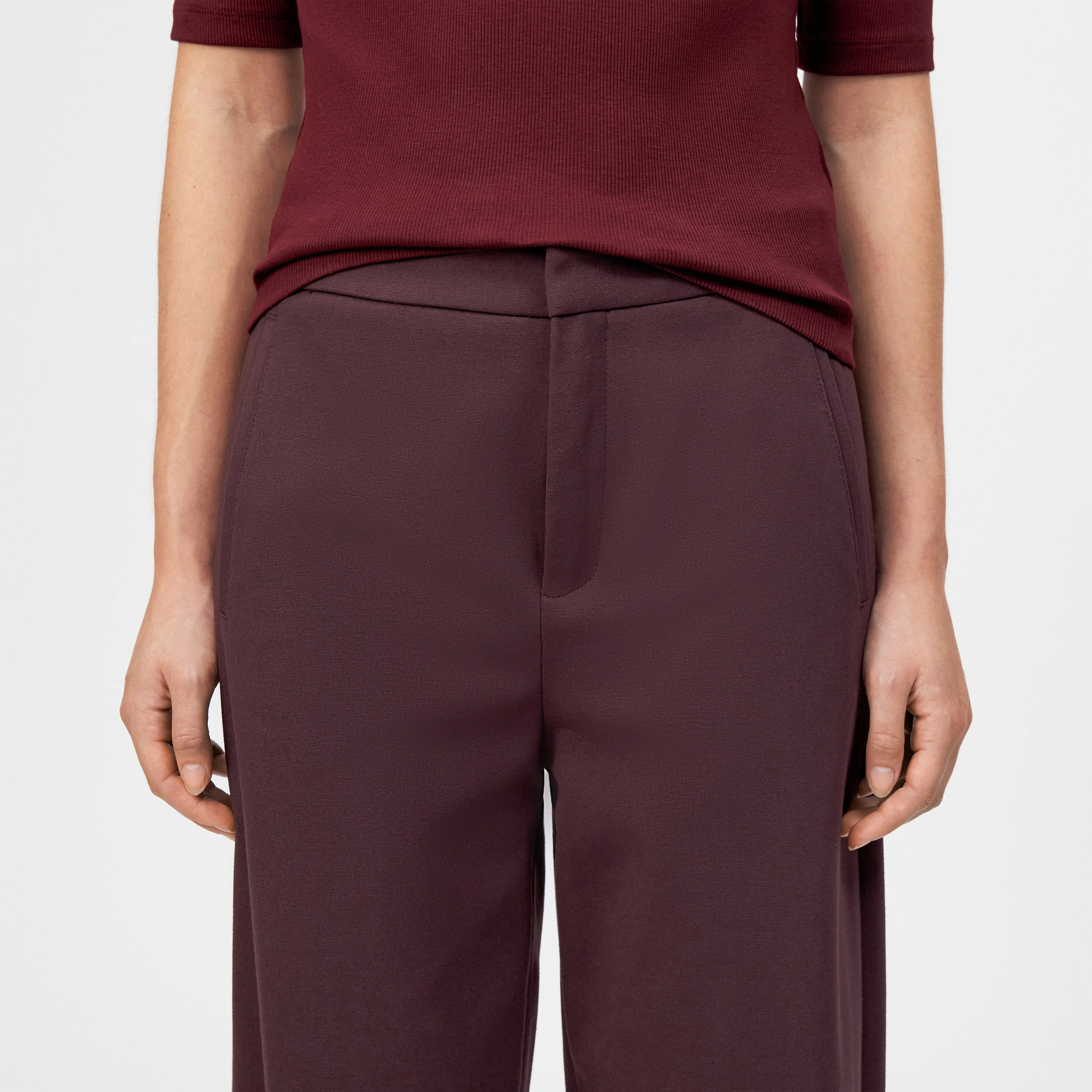 FAE_0 - Hose mit Barrel-Leg in Viskose-Mix - Damen - rot - Detailansicht am Model