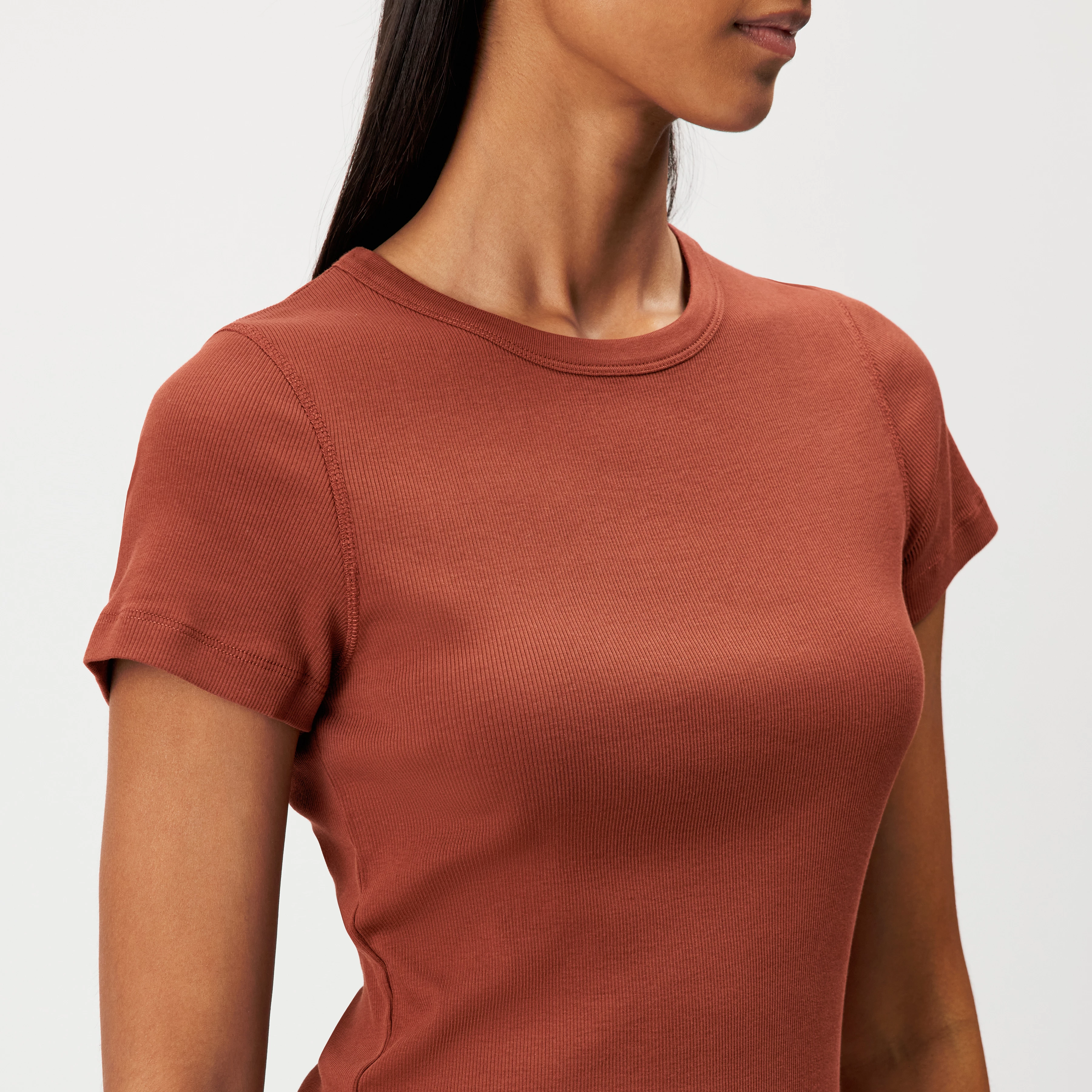 KOALE - Slim T-shirt in cotton rib - women - red - Detailansicht am Model