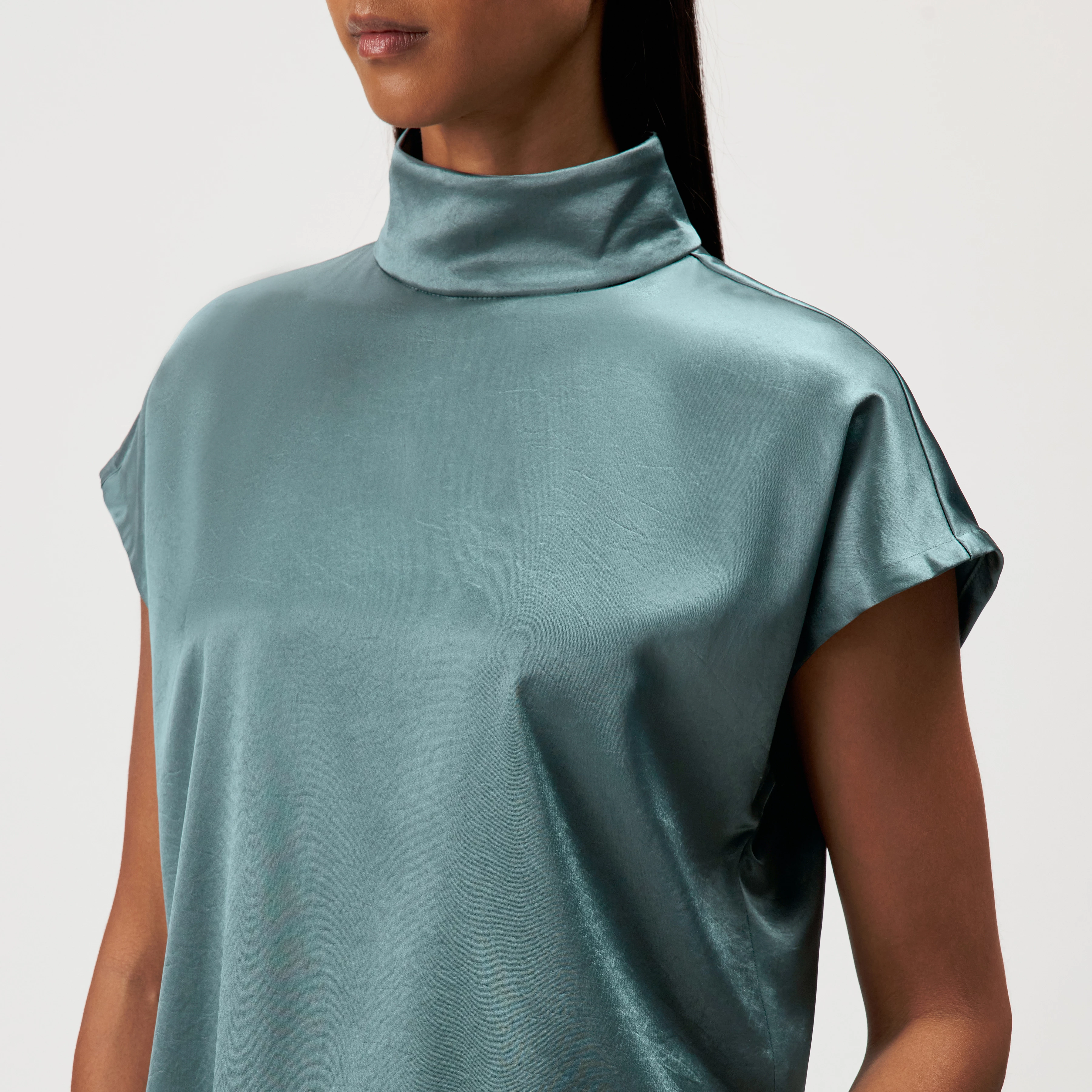 ALARIA_1 - Shirt-Bluse mit Stehkragen in fließendem Satin - Damen - grün - Detailansicht am Model