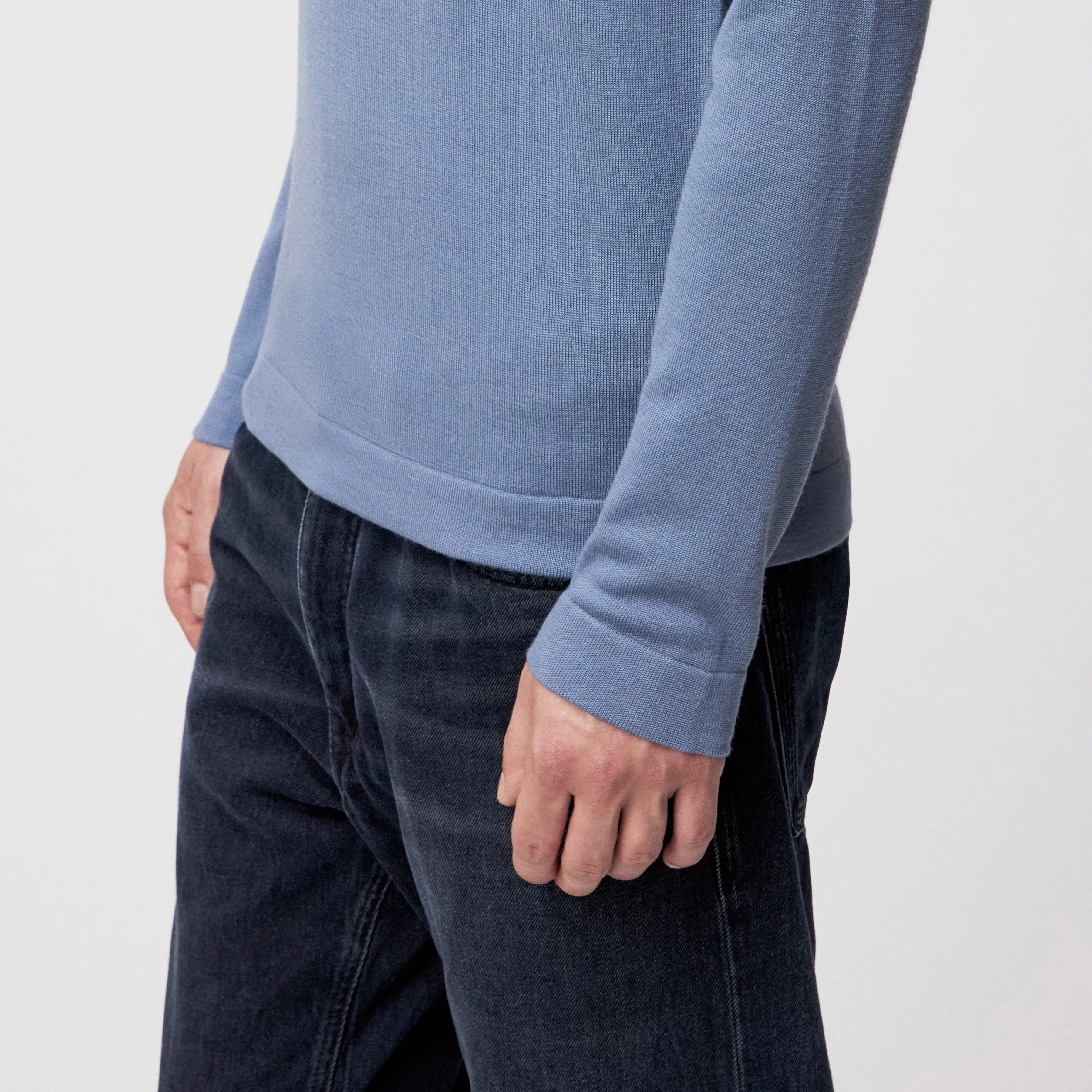 JOEY - Turtleneck jumper in 100% merino wool - men - blue - Detailansicht am Model