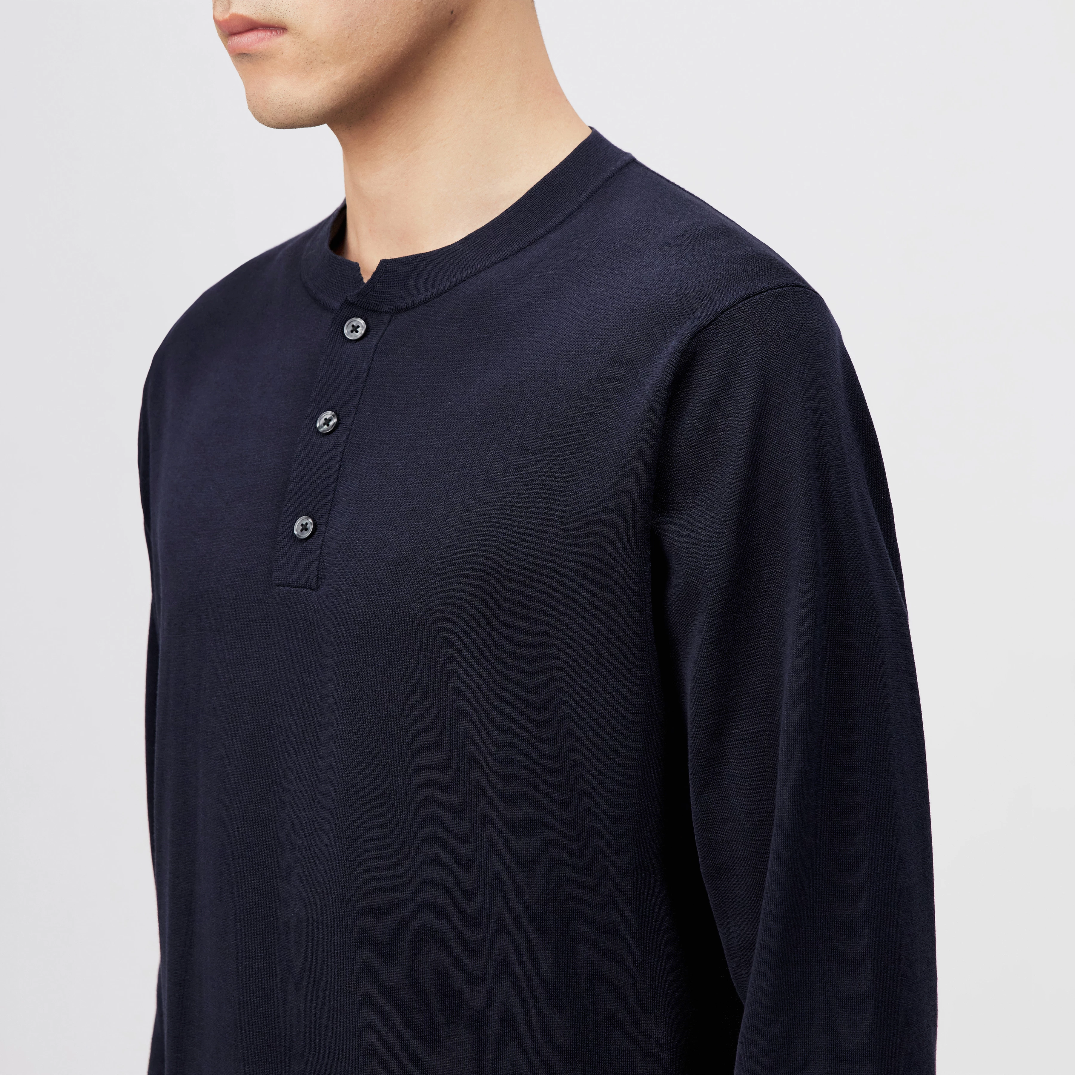 KIAAN - Regular Fit Longsleeve mit Stehkragen aus Feinstrick - Herren - blau - Detailansicht am Model
