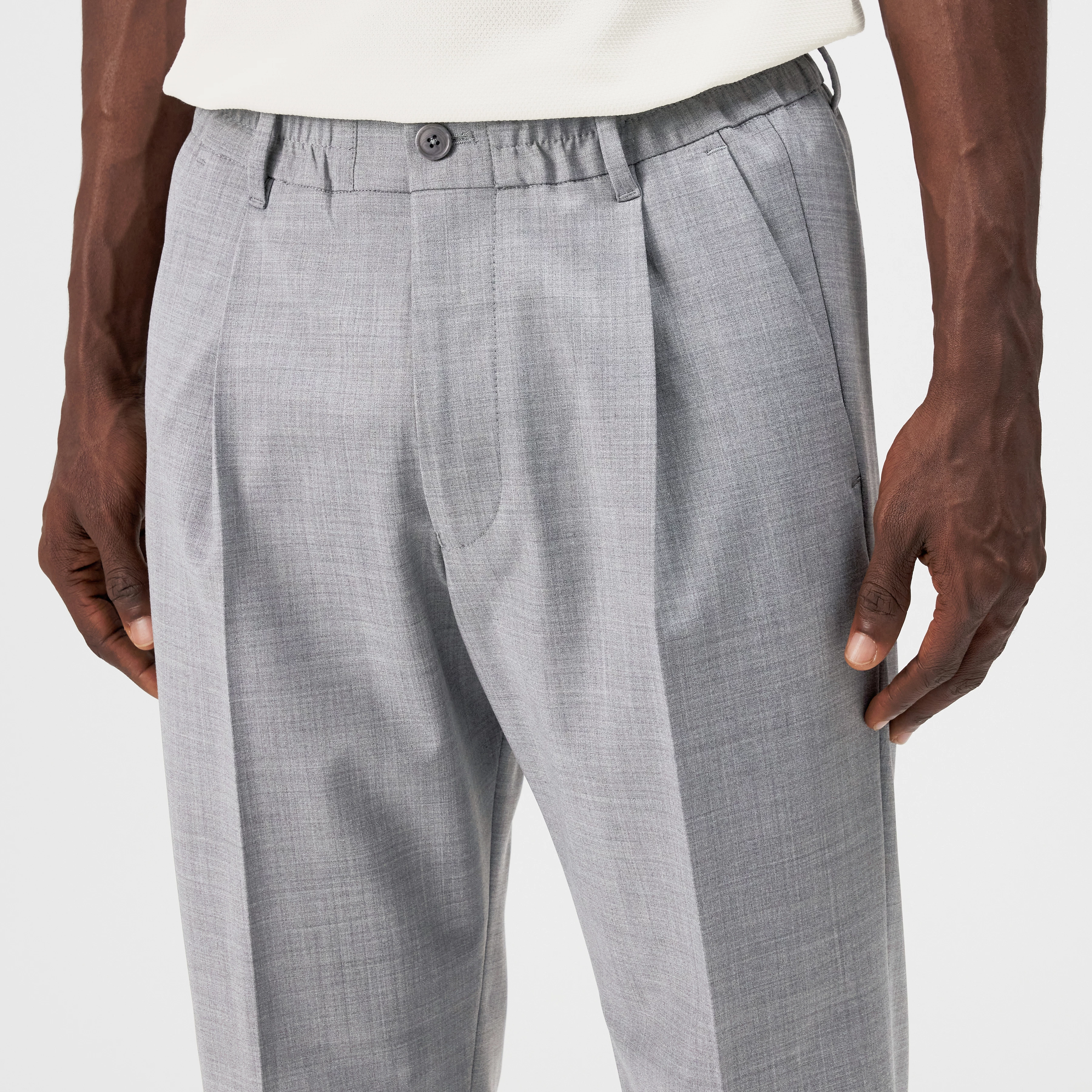CHASY - Casual pleated trousers in bi-stretch - men - grey - Detailansicht am Model
