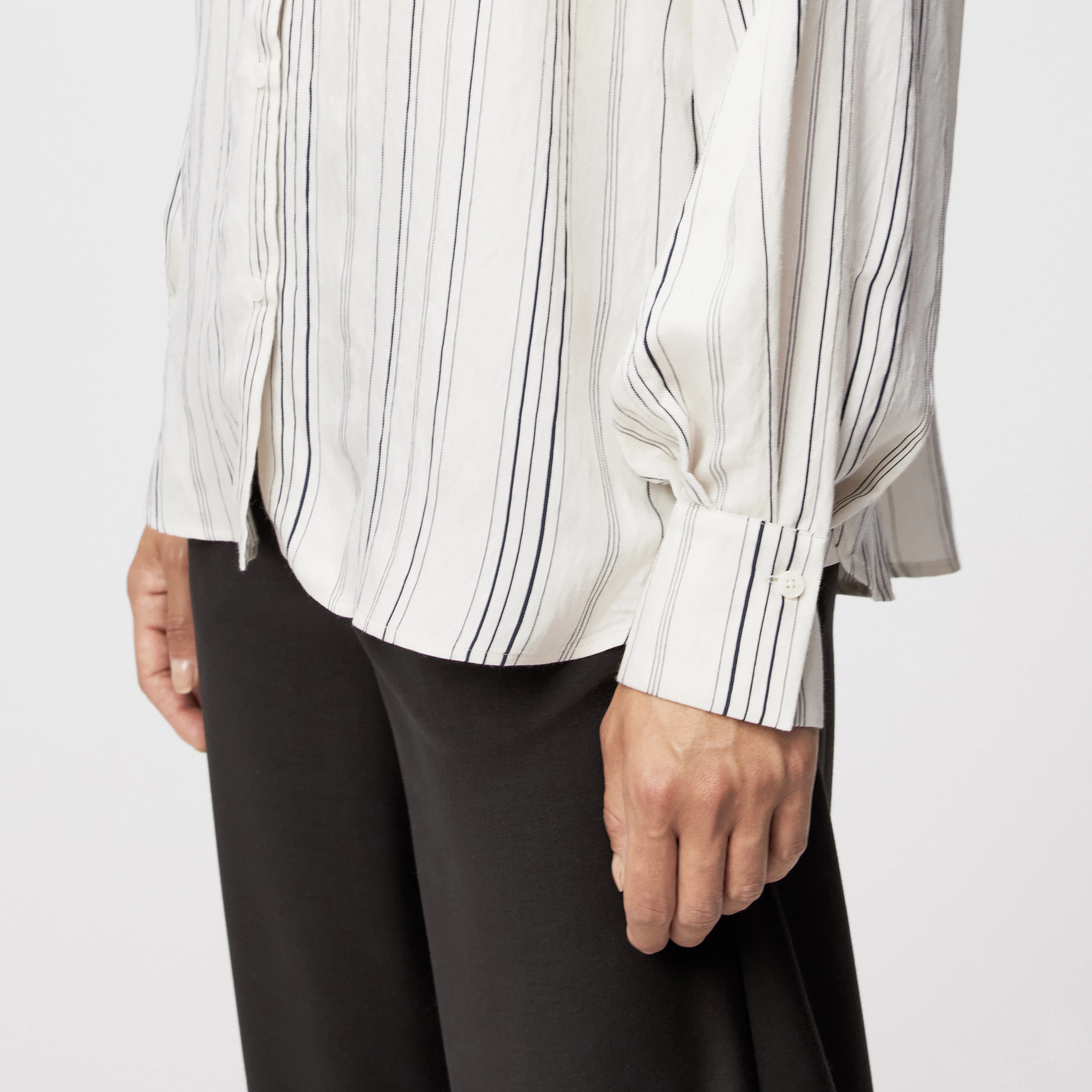 LYNDARA - Casual shirt blouse in viscose blend - women - off white - Detailansicht am Model