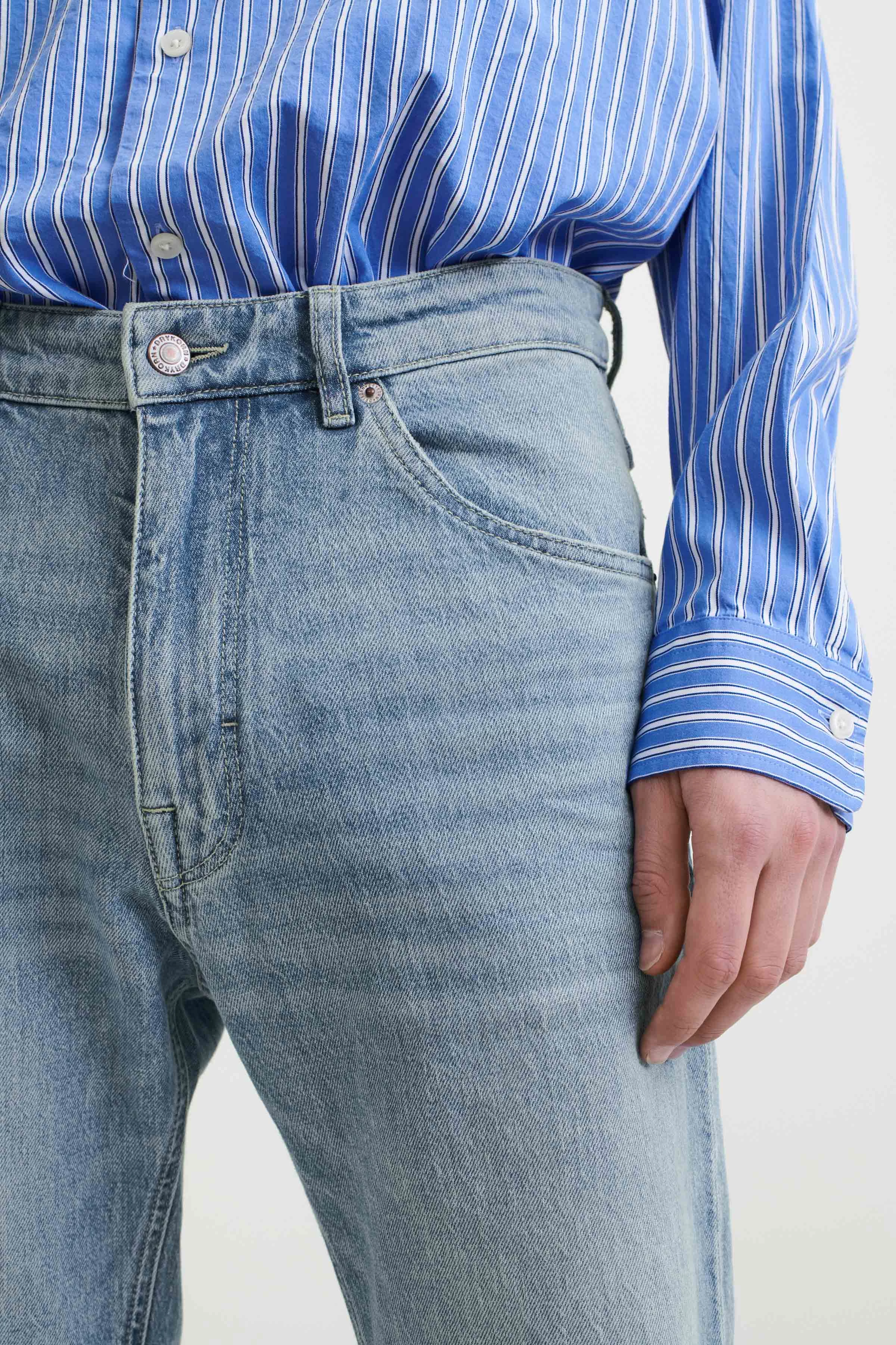 BIT - hellblaue authentic washed relaxed Fit Jeans - Herren - blau - Detailansicht am Model