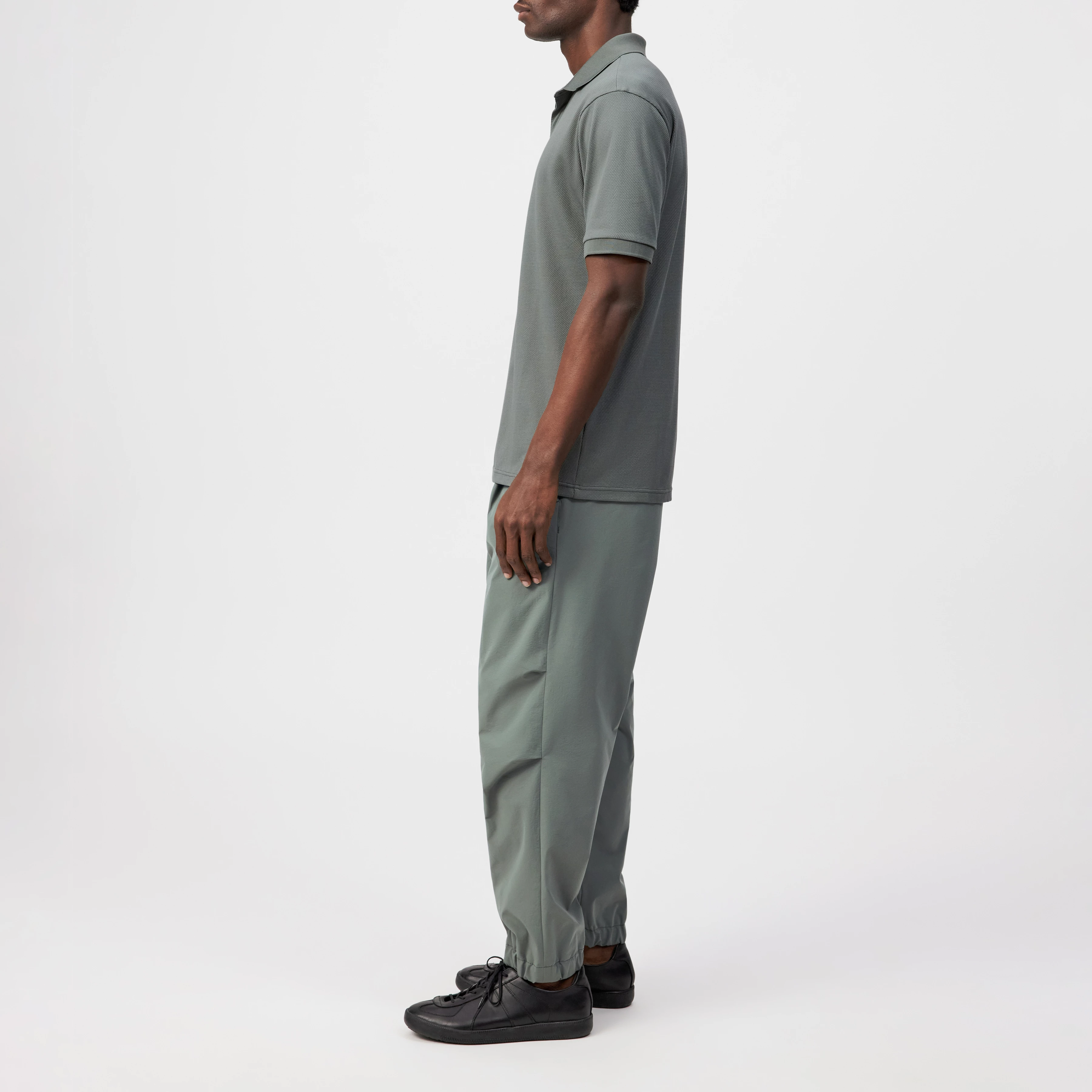 SANTOS - Classic regular fit polo in piqué structure - men - green - Seitenansicht