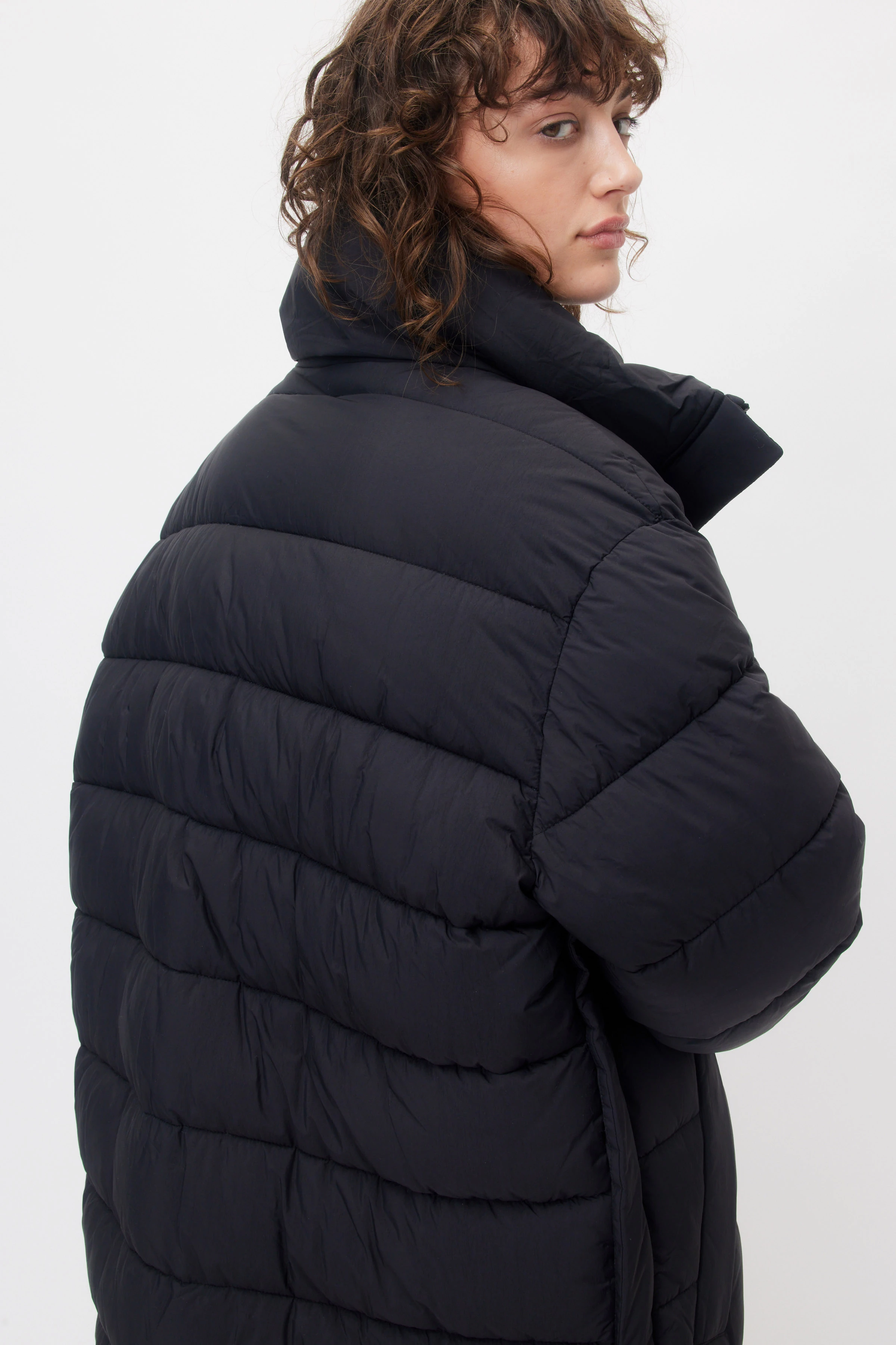 HOURRY - matter Puffercoat - Damen - schwarz - Detailansicht am Model