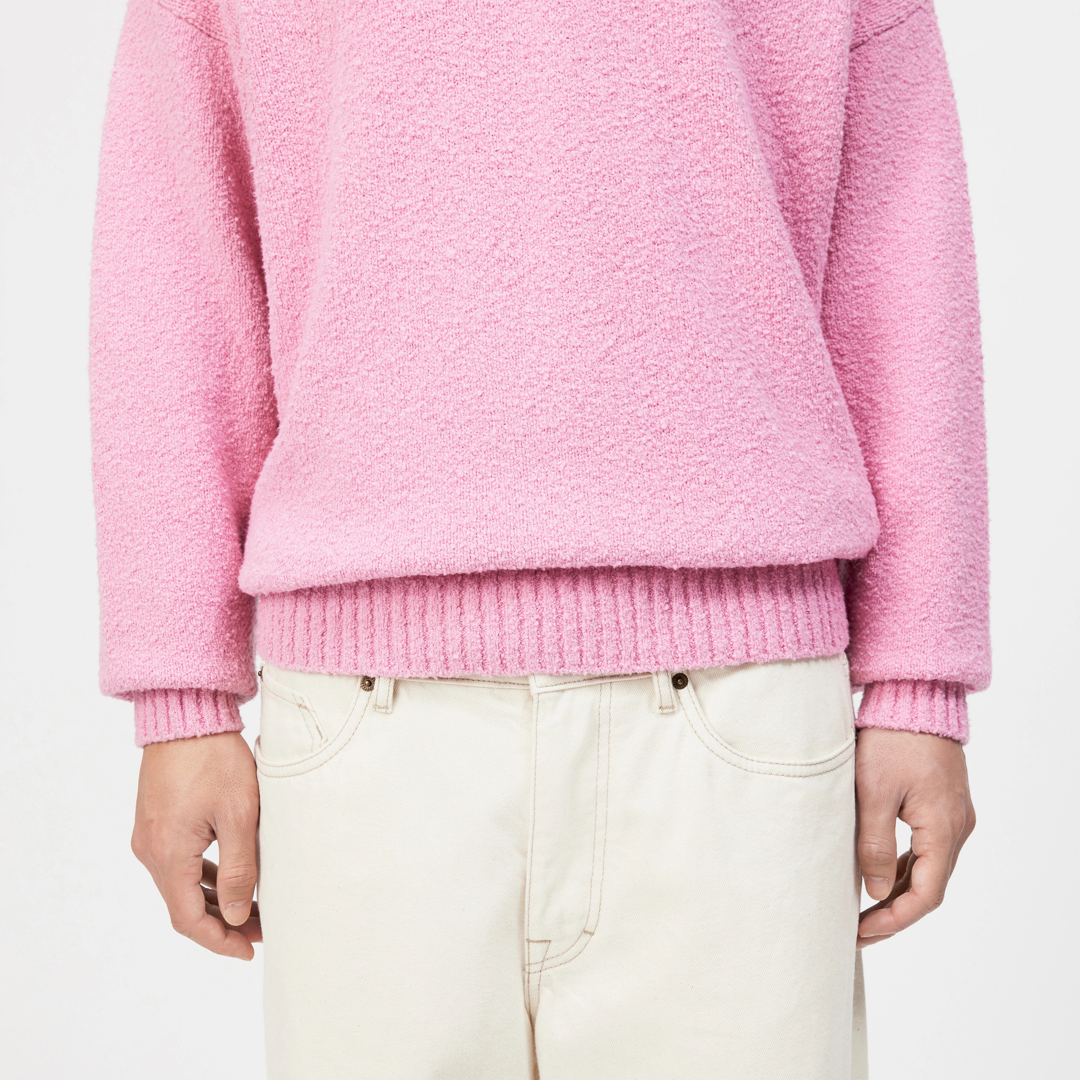 BEKKET - Strickpolo mit Knopfleiste in Bouclé-Optik - Herren - rosa - Detailansicht am Model