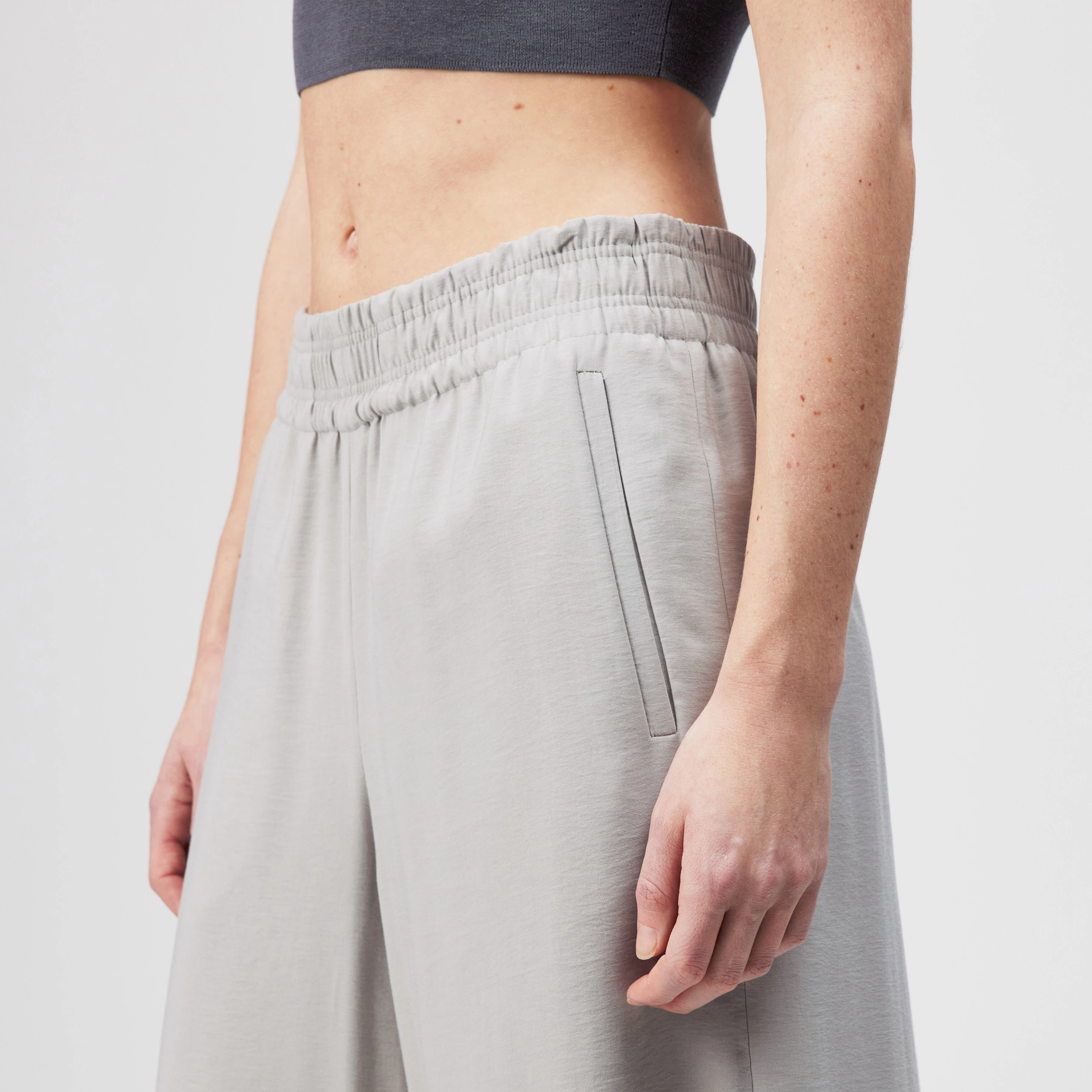 CEILING - Pantalon ample en twill fluide. - women - gris - Detailansicht am Model