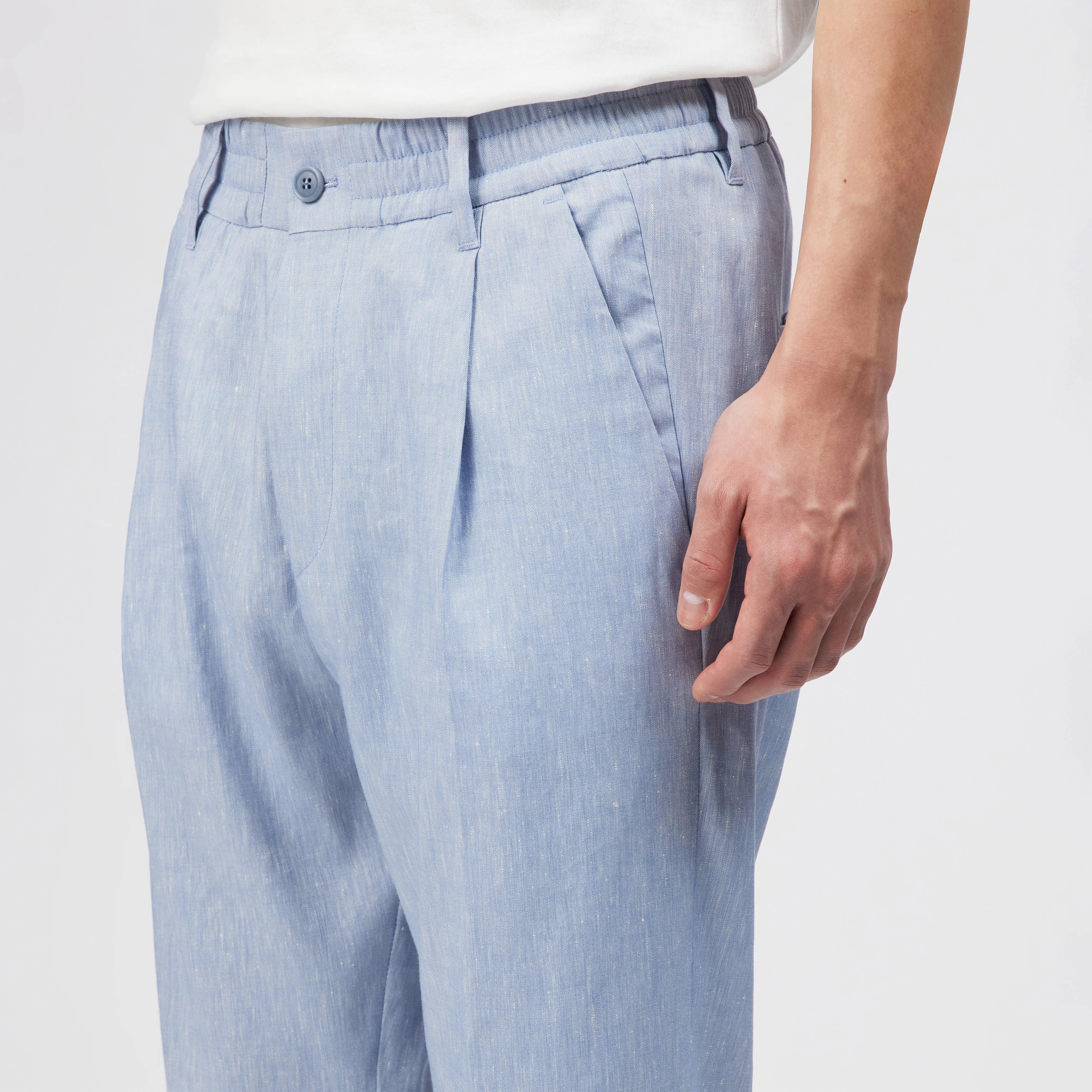 CHASY - Casual pleated trousers in linen mix - men - blue - Detailansicht am Model