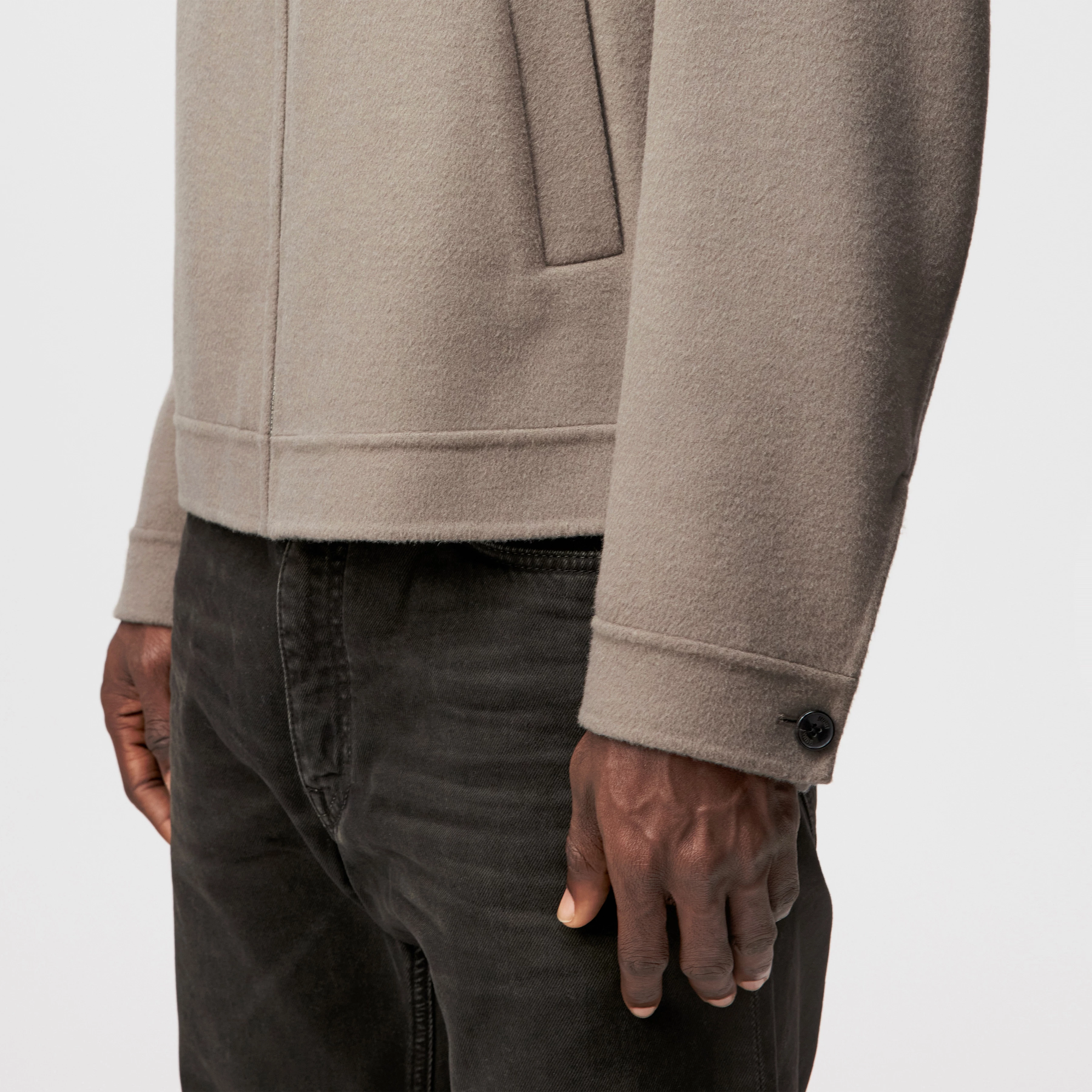 LENOA_2 - Jacke mit Bomberkragen in Woll-Doubleface - Herren - beige - Detailansicht am Model