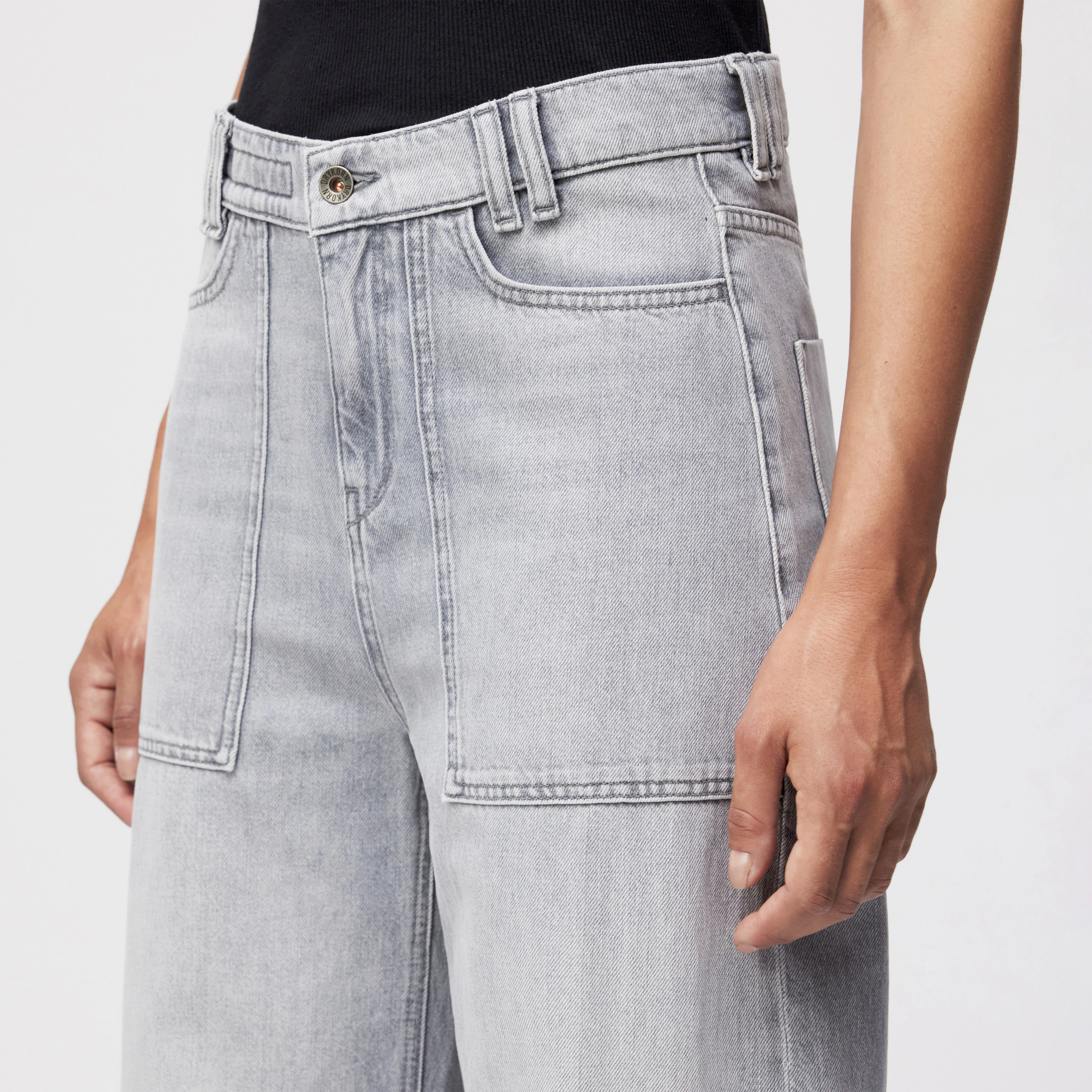 DERIVE - Mid-Waist Jeans in Light-Grey Denim - Damen - grau - Detailansicht am Model