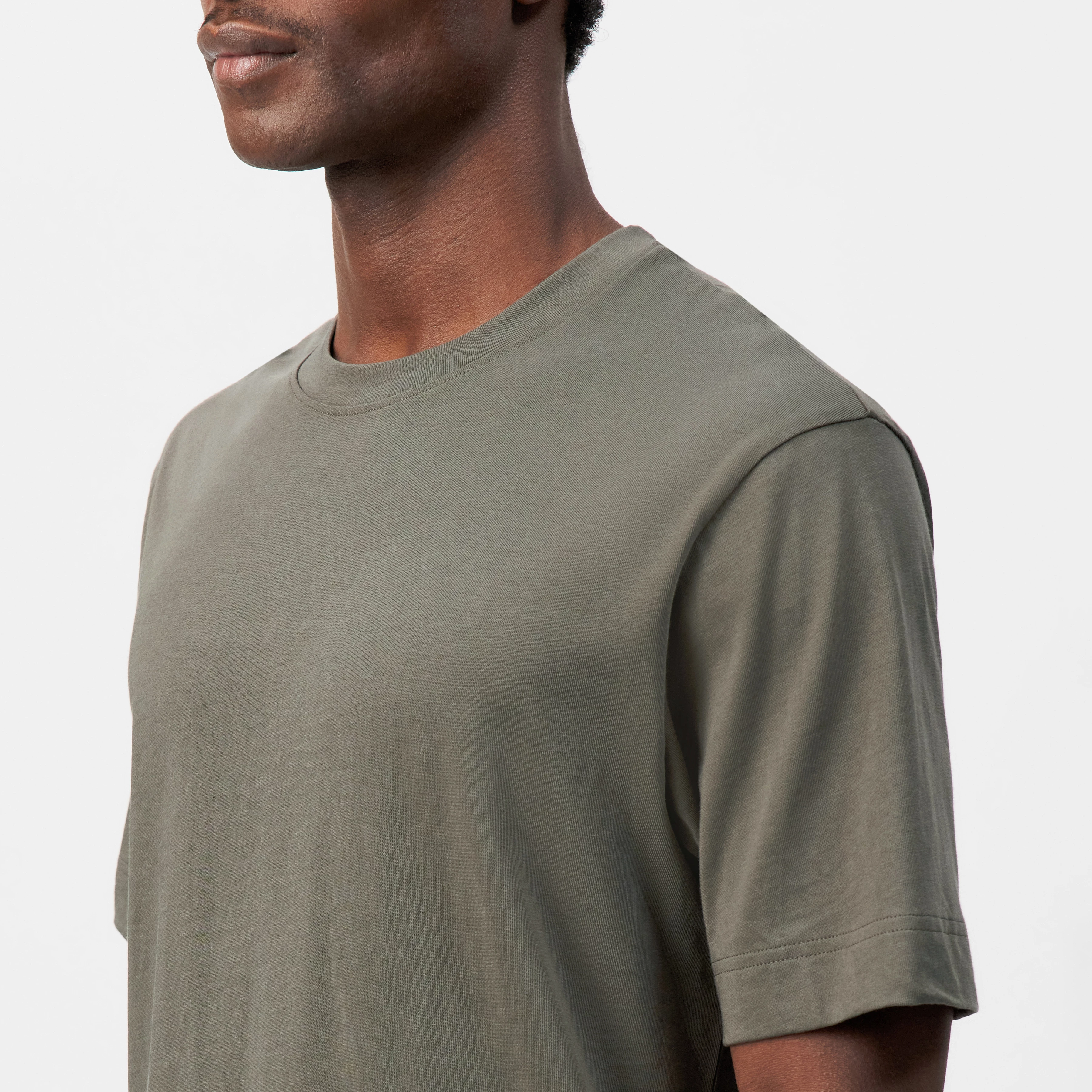RAPHAEL - T-shirt in pure cotton - men - green - Detailansicht am Model