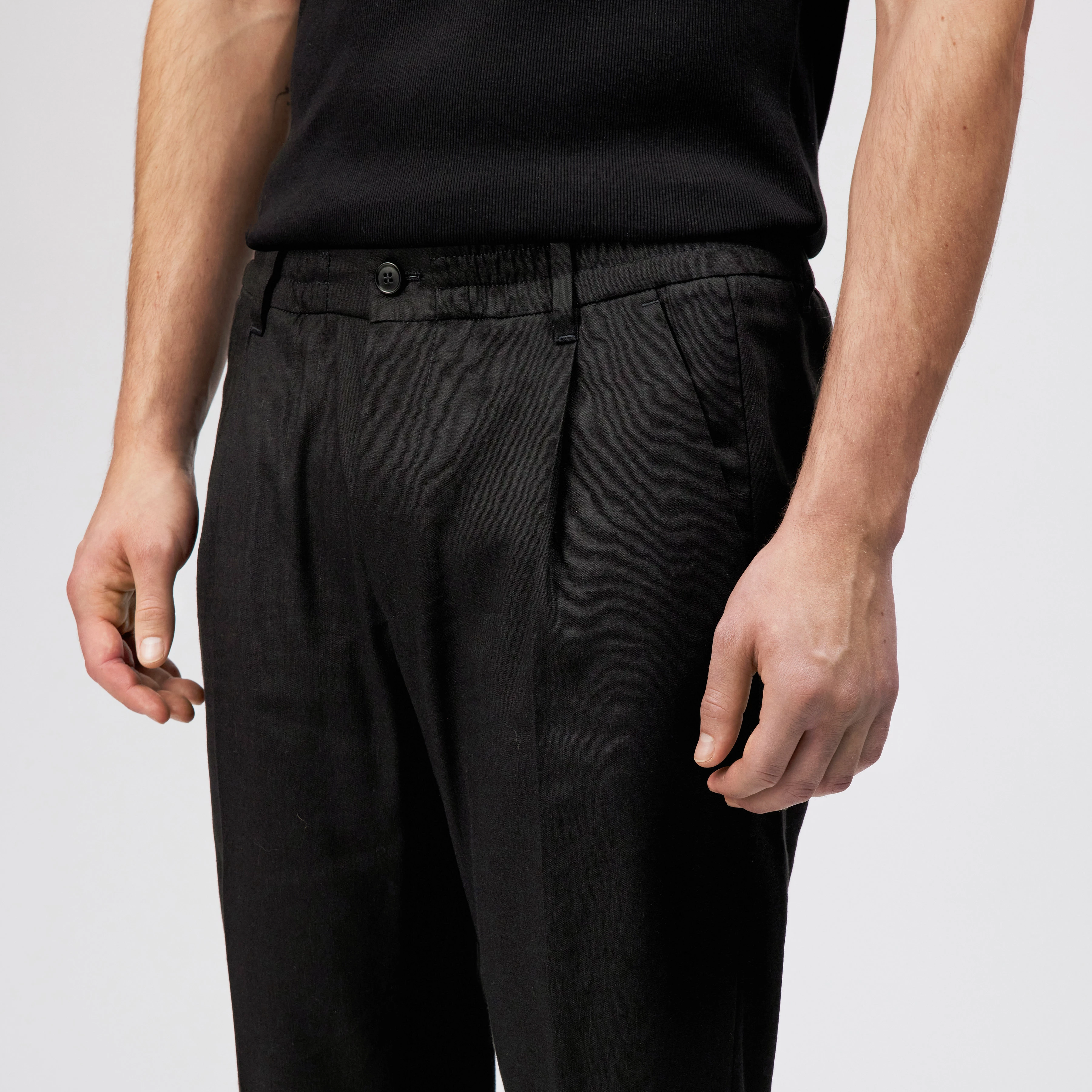 CHASY - Pantalon casual à pinces en lin mélangé - men - noir - Detailansicht am Model