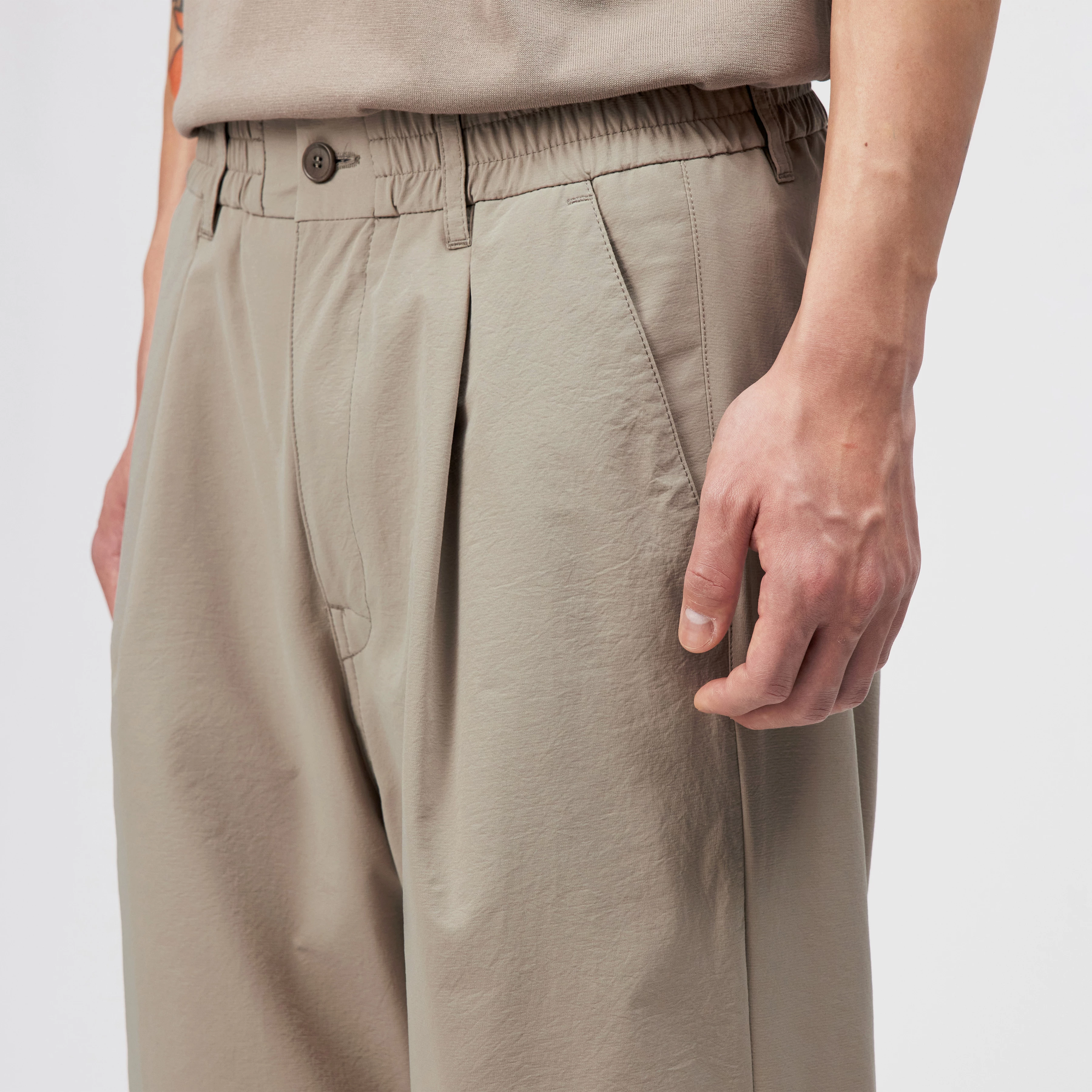 LIROG_C - Utility trousers in woven techno-fabric - men - beige - Detailansicht am Model