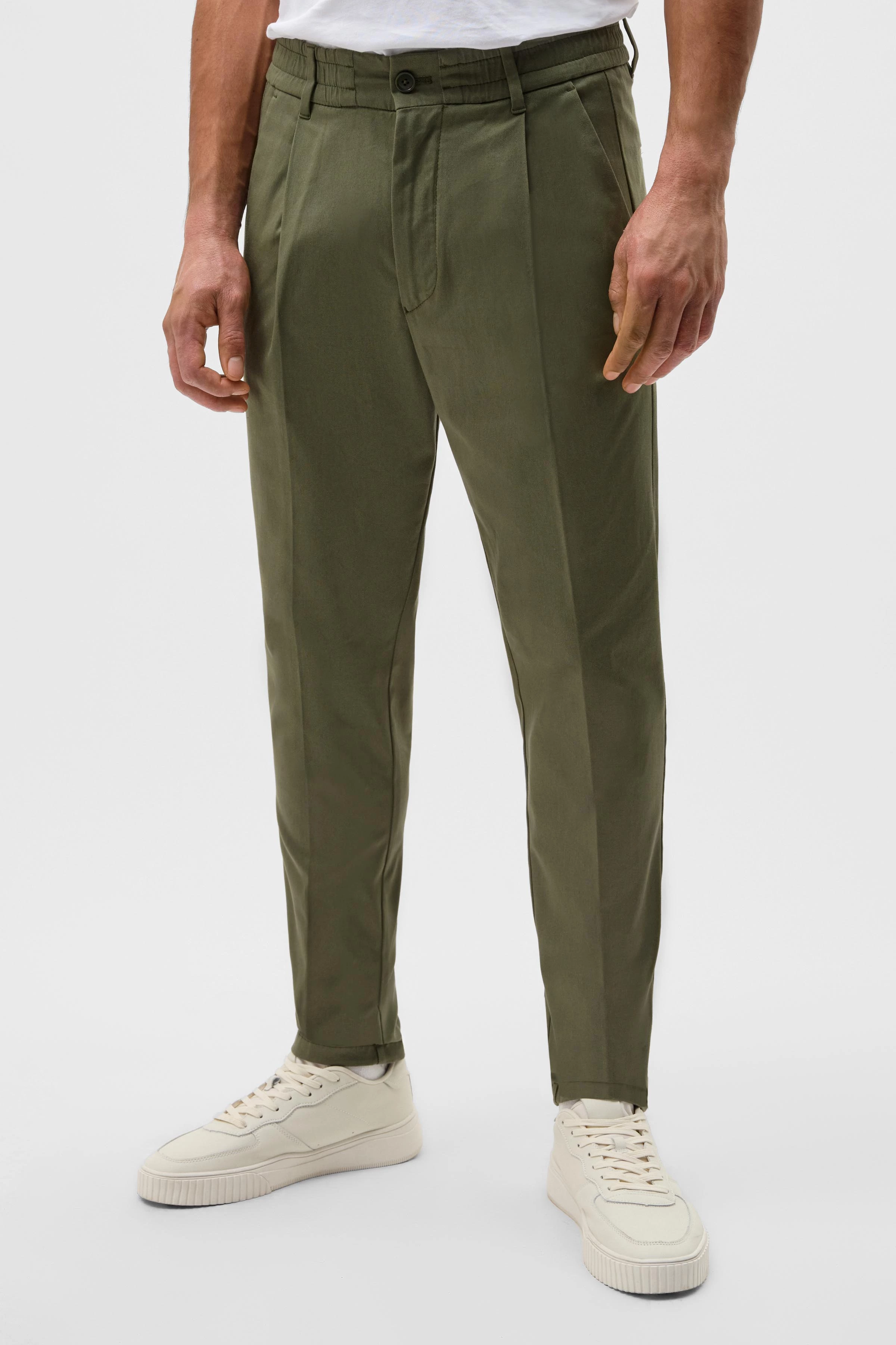 CHASY - Casual Hose mit Bundfalte aus Baumwoll-Twill - Herren - grün - Frontansicht