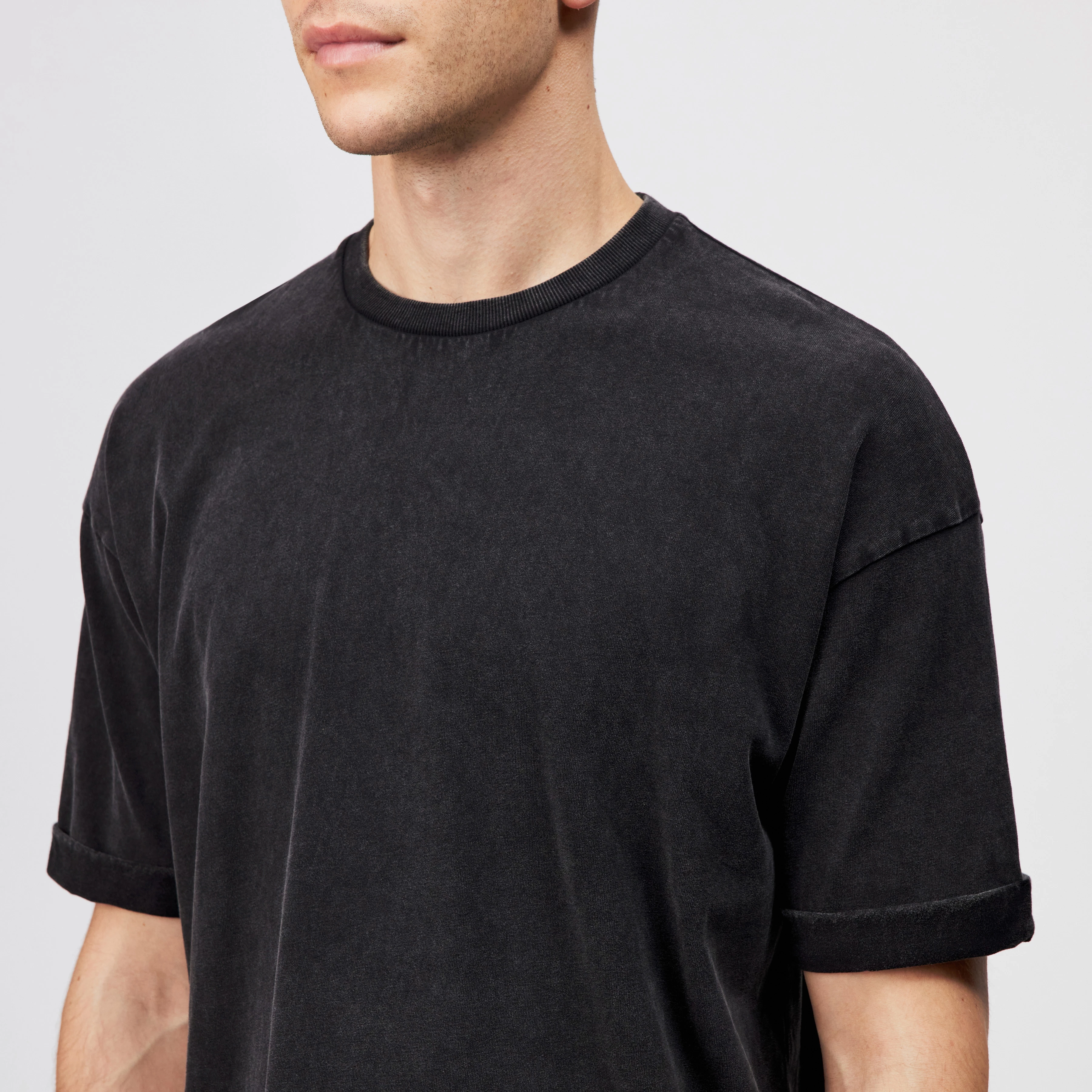NOLIEN - Loose T-shirt in soft jersey - men - grey - Detailansicht am Model