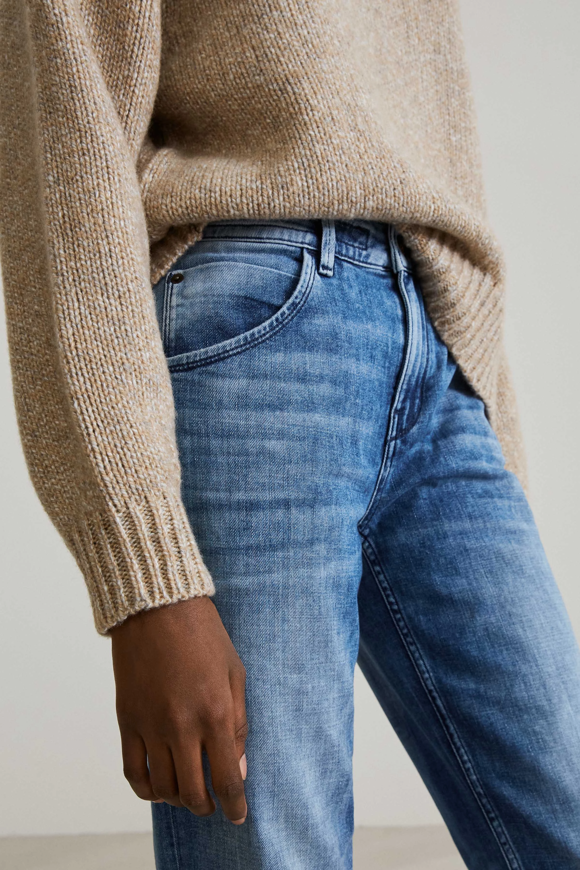 LIKE - Girlfriend Jeans in soft-touch Denim - Damen - blau - Detailansicht am Model