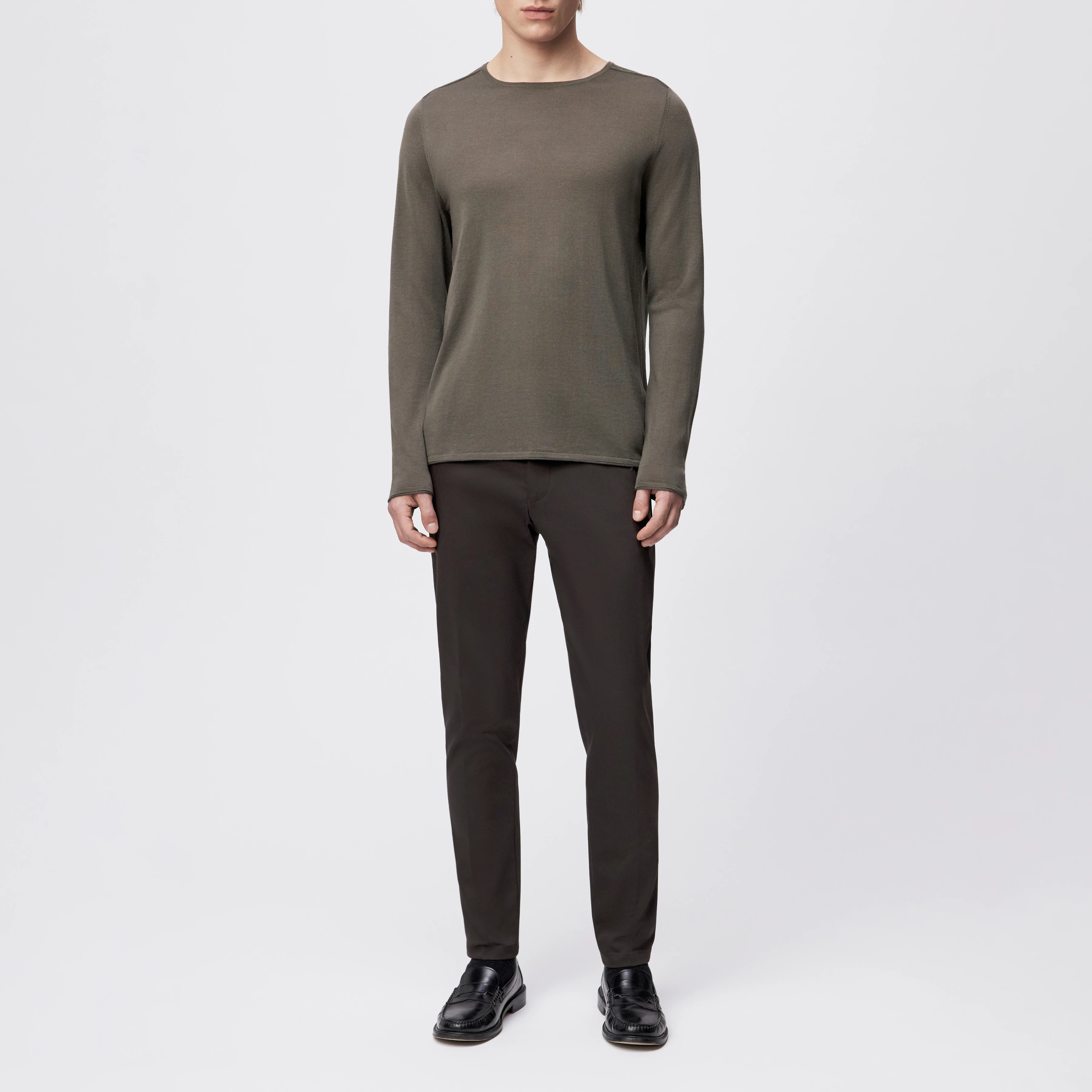 RIKONO - Strickpullover in feiner Merinowolle - Herren - grün - Ganzkörper-Frontansicht