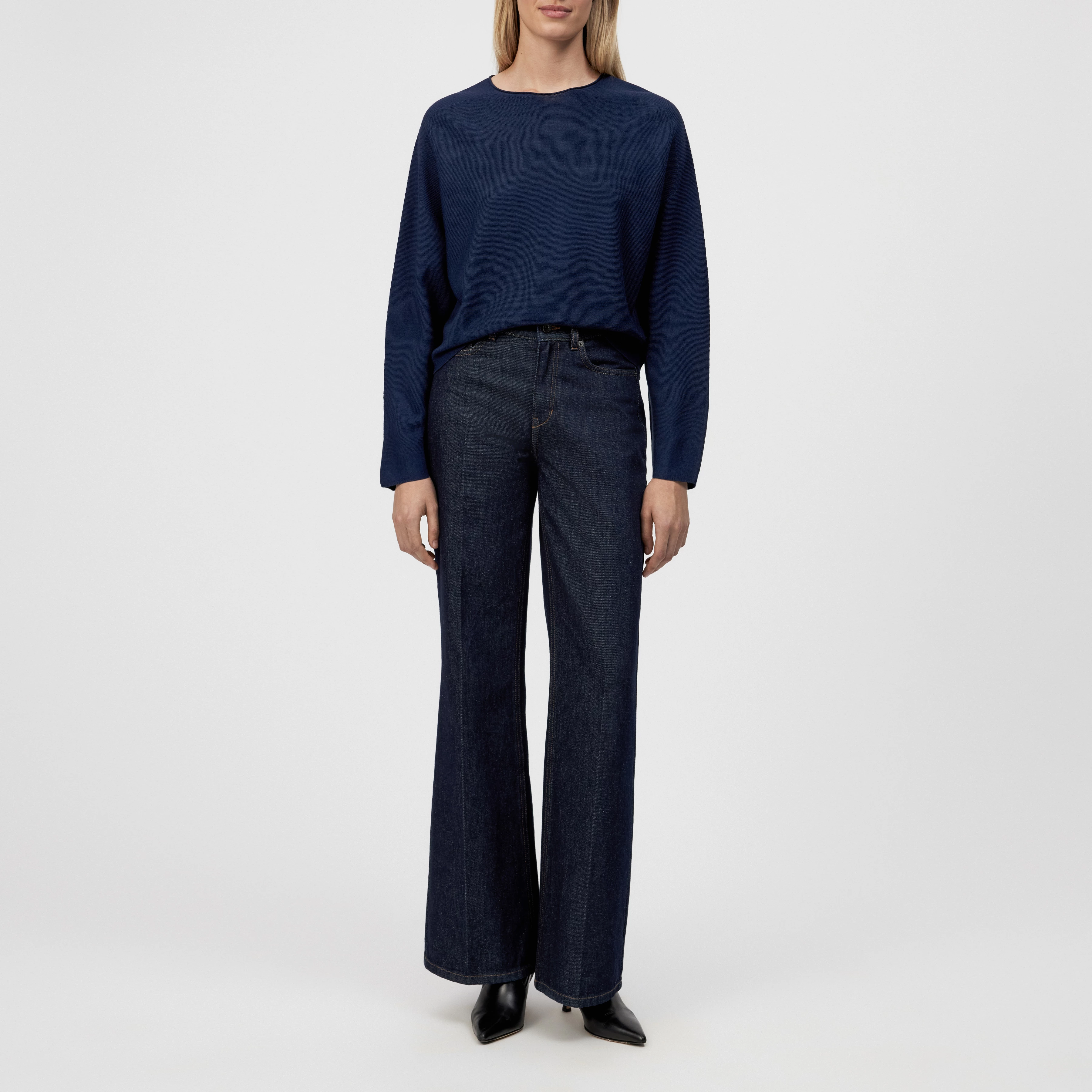 MEAMI - Vekürzter Egg-Shape Pullover in 100% Merinowolle - Damen - blau - Ganzkörper-Frontansicht