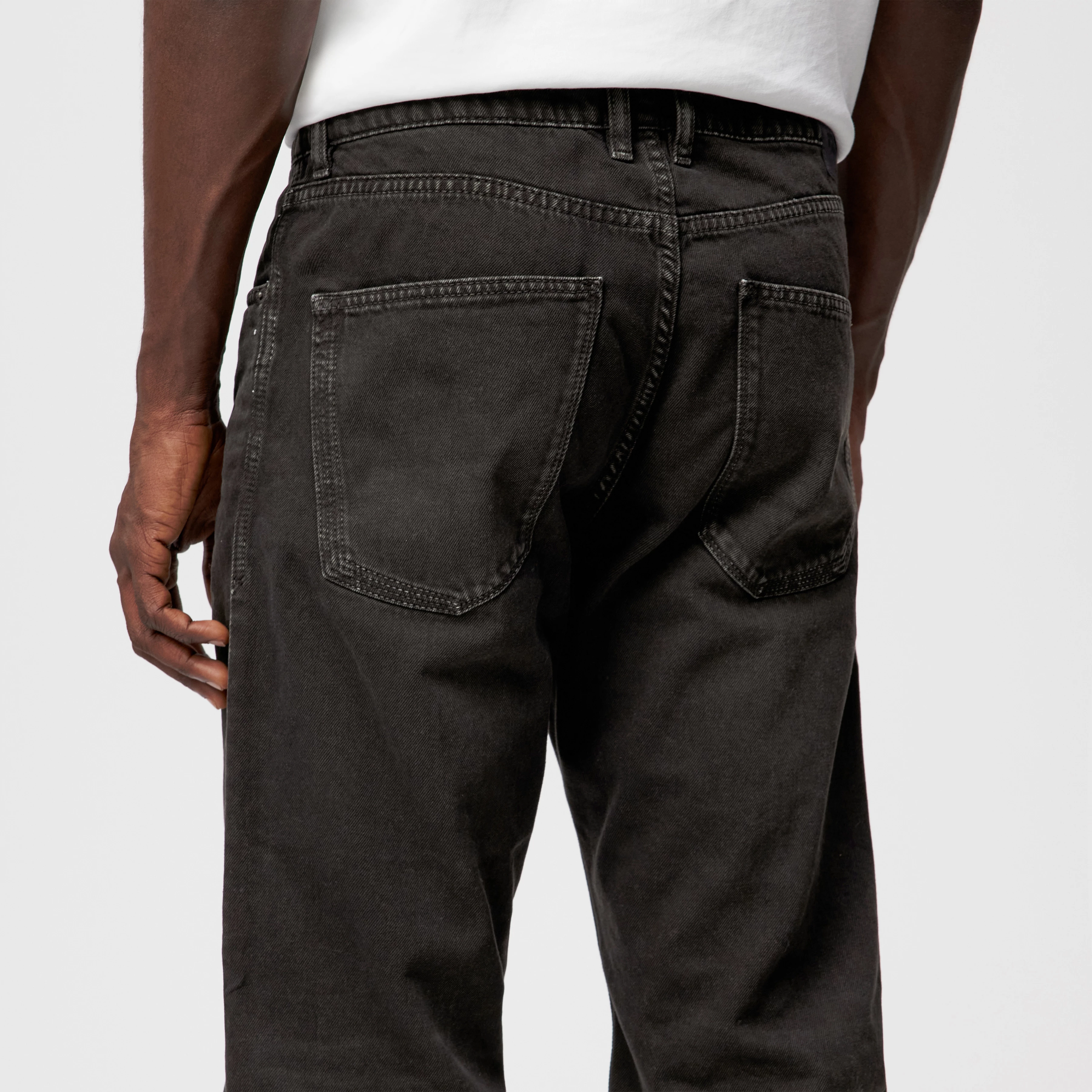 BAGGZY - Relaxed Fit Jeans in Dark-Brown Denim - Herren - braun - Detailansicht am Model