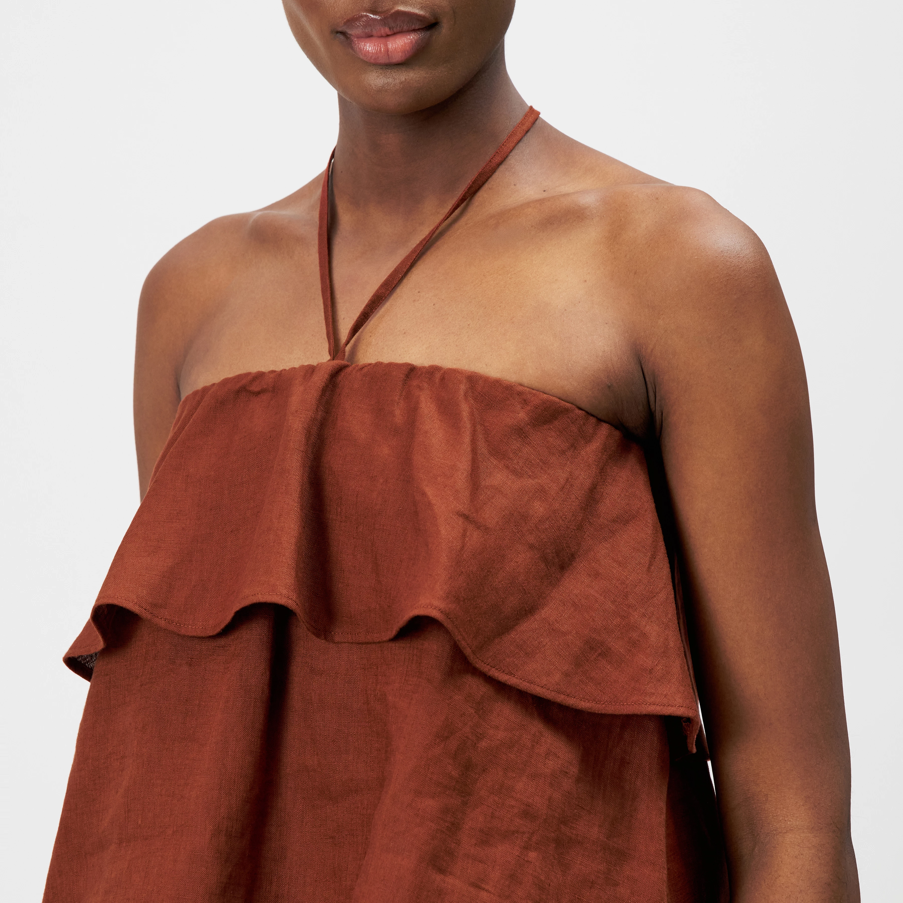 RIVANA - Cropped bandeau blouse in pure linen - women - red - Detailansicht am Model