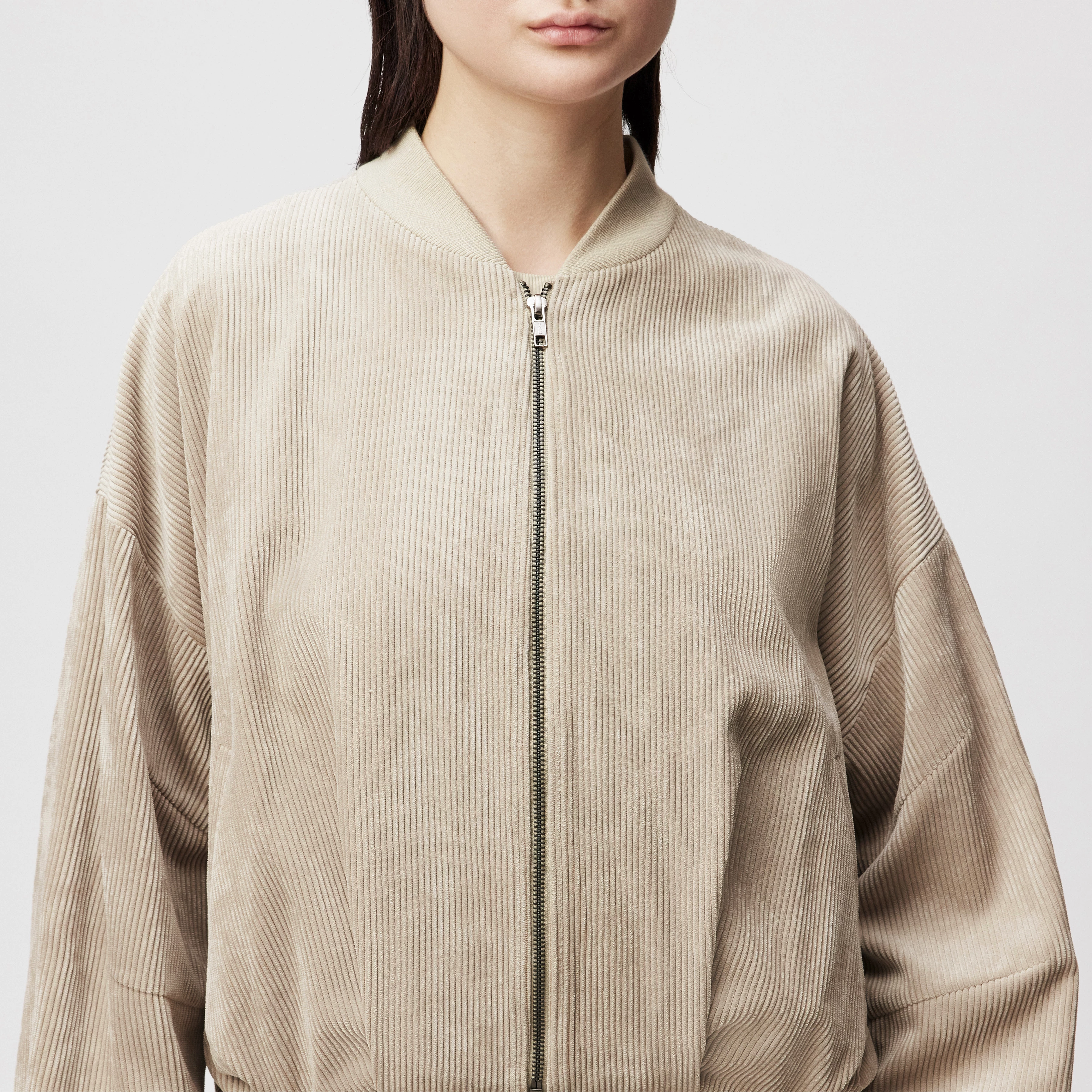 BRADDAN - Feminine Bomberjacke in Cord - Damen - beige - Detailansicht am Model