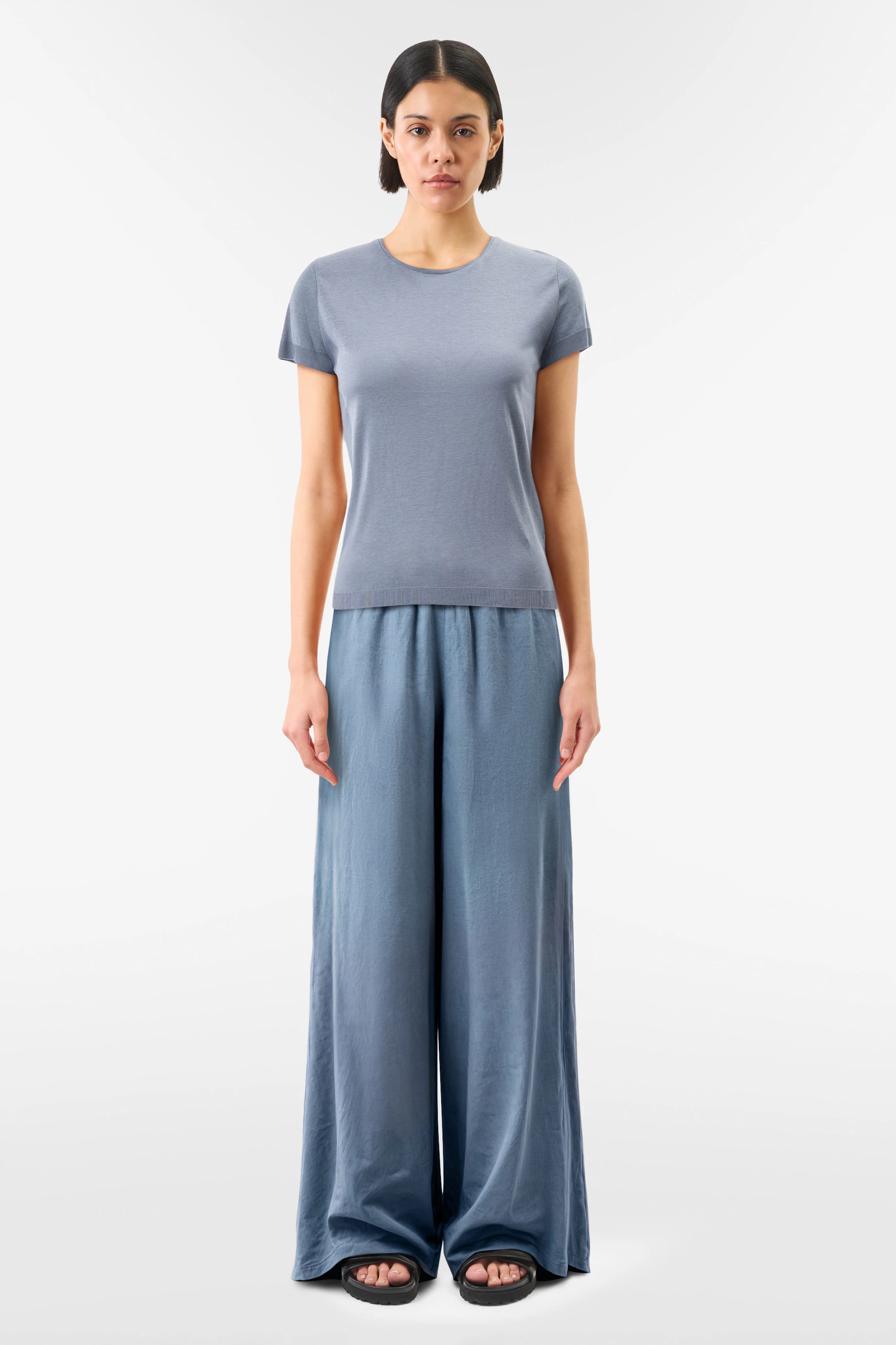 KOALE - Schmales T-Shirt in Strickoptik - Damen - blau - Ganzkörper-Frontansicht